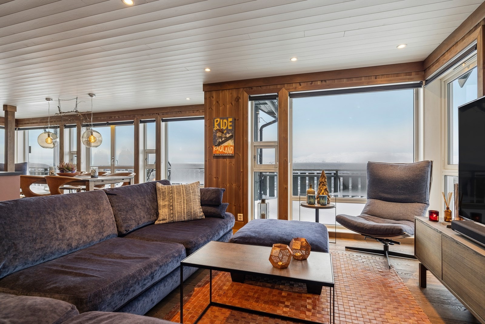 Innbydende sittegruppe med plass til hele familien. Her ligger alt til rette for rolige kvelder, gode samtaler og hyggelige stunder etter en dag ute i løypene. Galleribilde