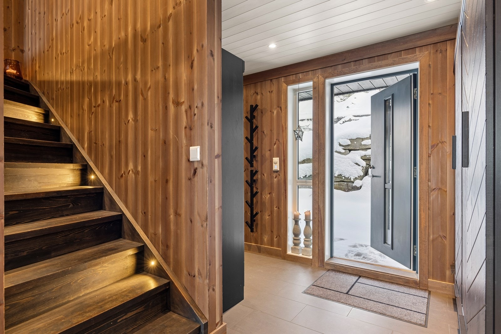 I forbindelse med entréen går trappen opp til 2. etasje. En naturlig og funksjonell løsning som gir god flyt mellom etasjene. Galleribilde