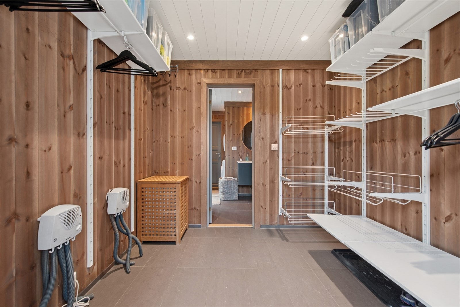 Dette er drømmerommet for de fleste hytteeier med en aktiv livsstil. Stor og praktisk garderobe med god plass til yttertøy, skiutstyr og oppbevaring. En funksjonell løsning som gjør hverdagen på hytta enkel og ryddig. Galleribilde