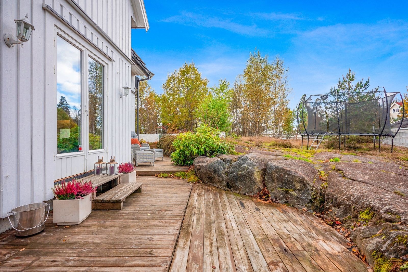 Eiendommen byr på solrike uteplasser, inkludert en stor terrasse og en romslig hage som innbyr til både lek og avslapning. Galleribilde