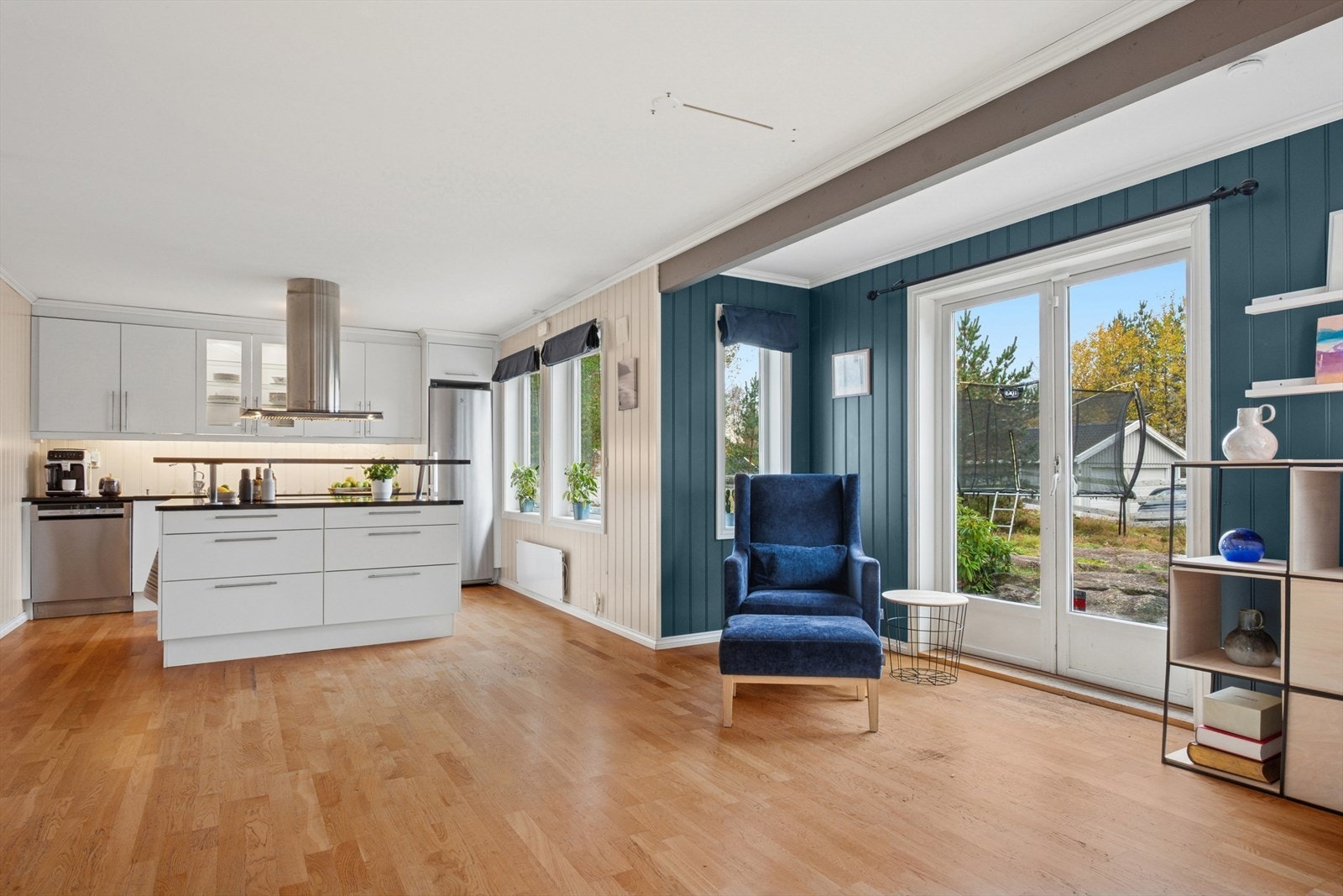 Fra stuen er det utgang til et hyggelig og solrikt uteområde. Galleribilde