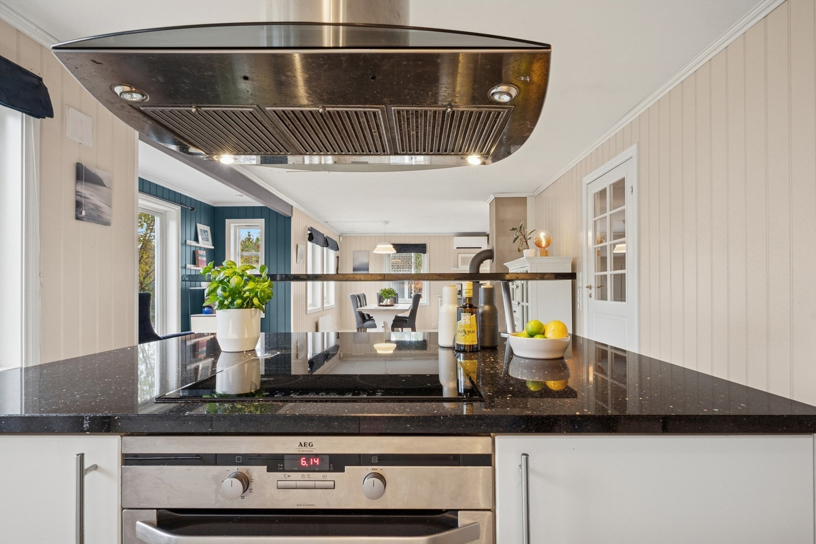 Stekeovn og koketopp er integrert, og det er plass til frittstående oppvaskmaskin og kjøleskap. Galleribilde