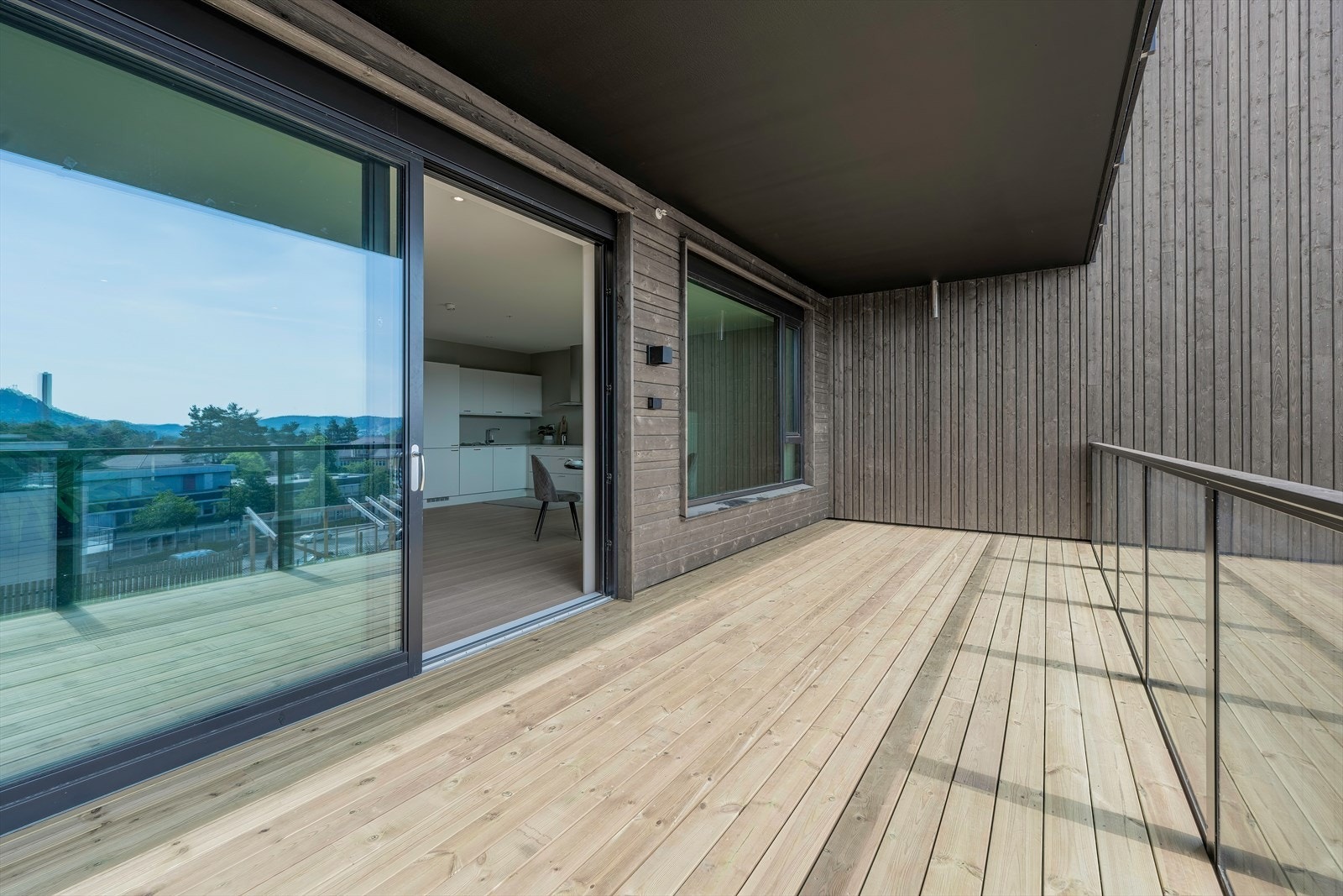 Fra stuen er det utgang til terrasse med praktisk overbygg Galleribilde