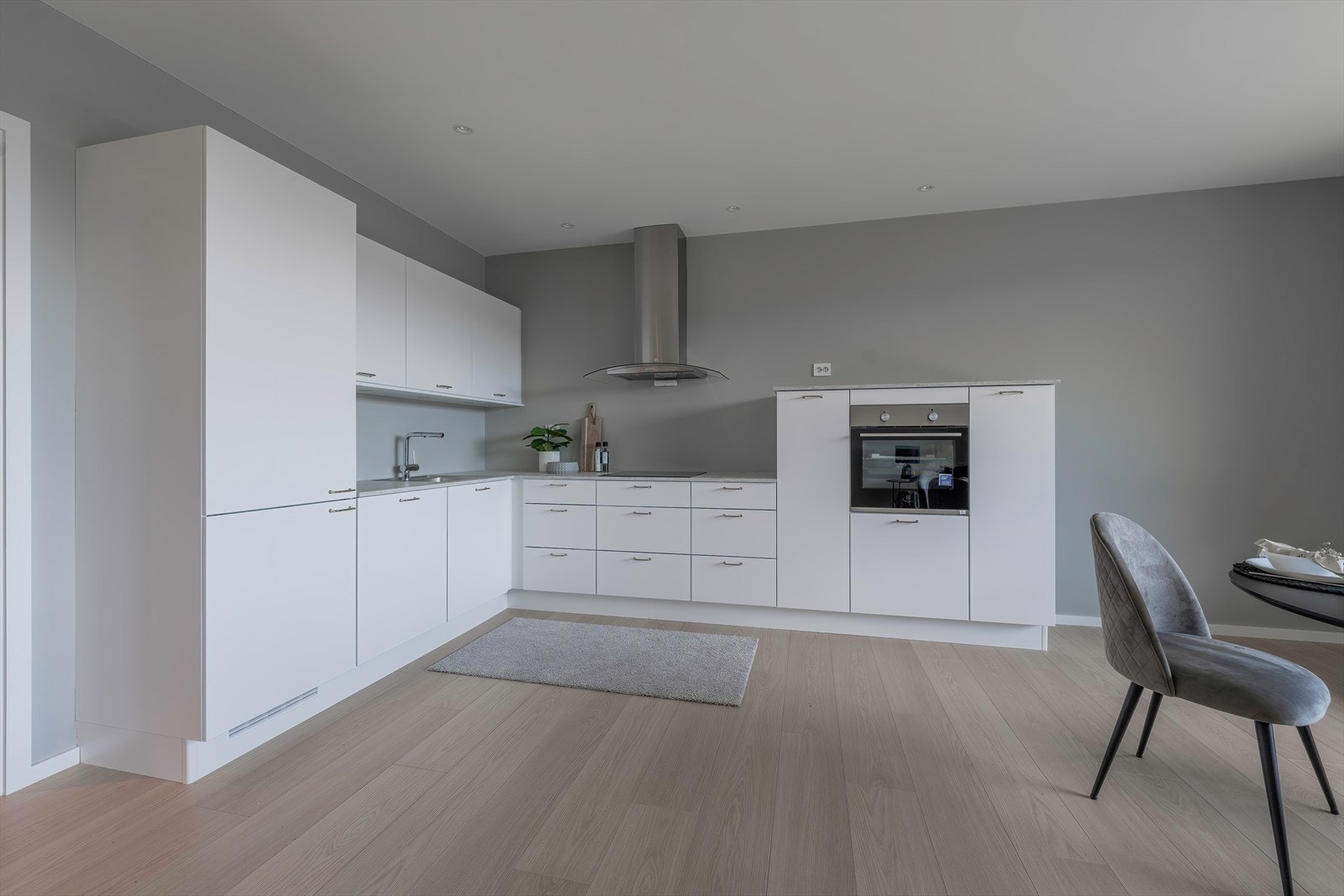 Påkostede løsninger og lekkert Strai kjøkken med integrerte hvitevarer Galleribilde