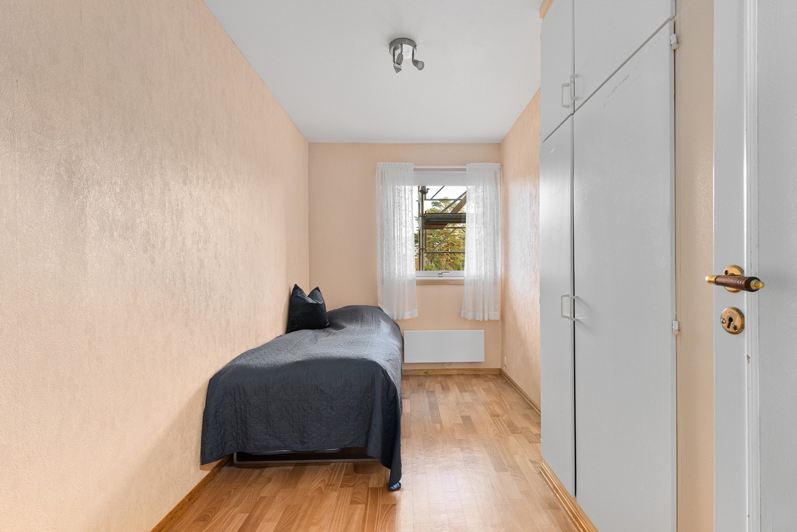 De to øvrige soverommene ligger ved inngangspartiet og er av noe mindre størrelse. Galleribilde