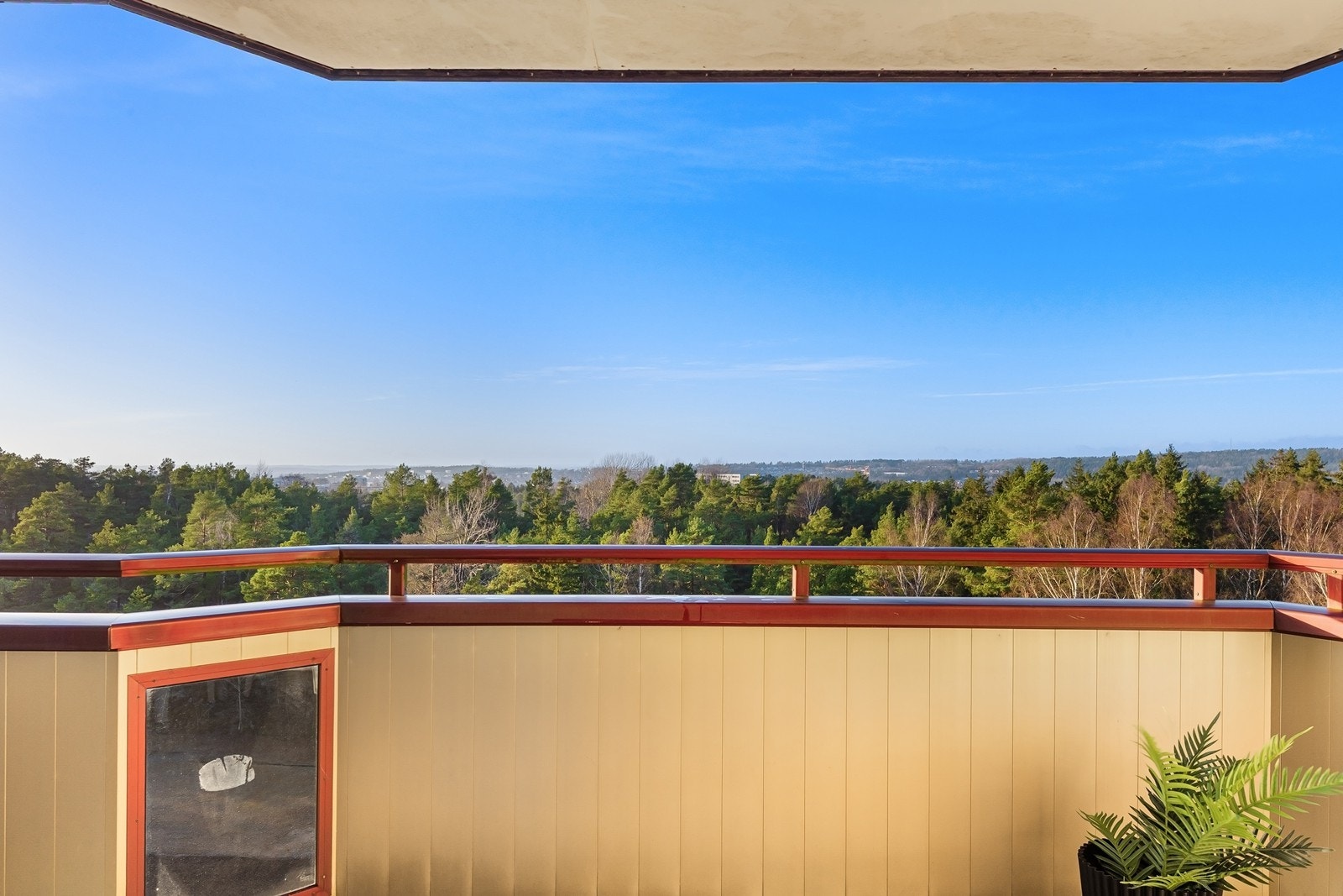 Balkongen byr på luftig utsikt og ettermiddags- og kveldssol. Galleribilde