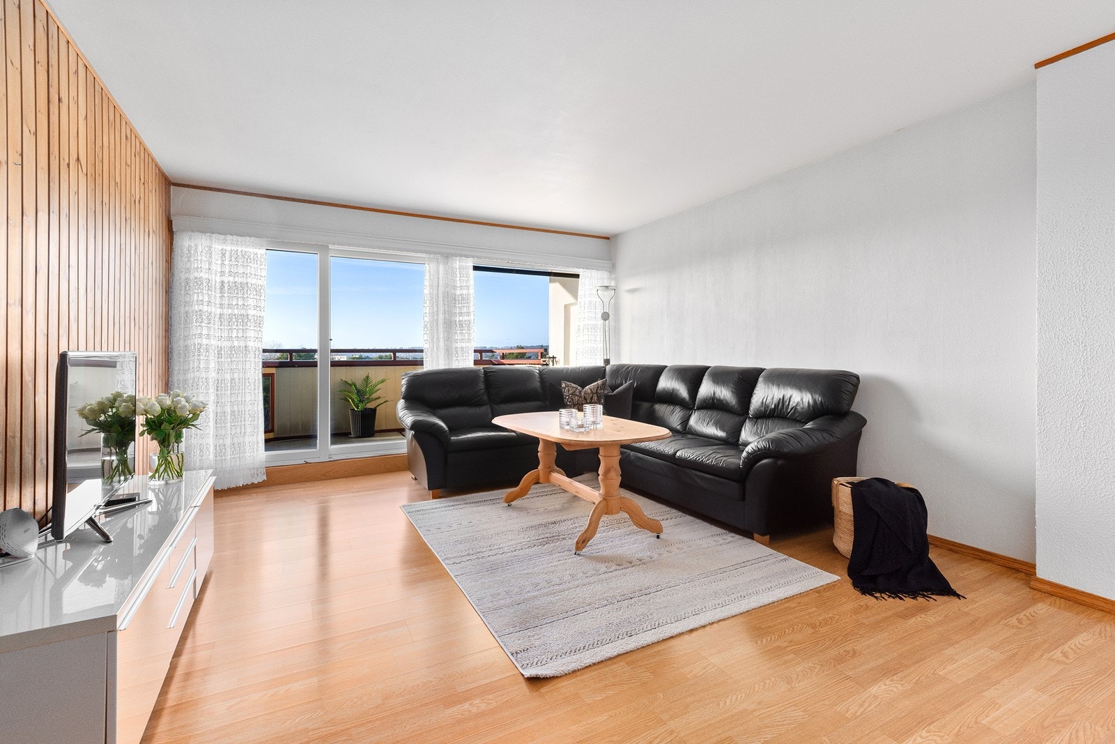 Leiligheten er på 94 kvm og har en gjennomgående utforming som gir god romflyt. Galleribilde