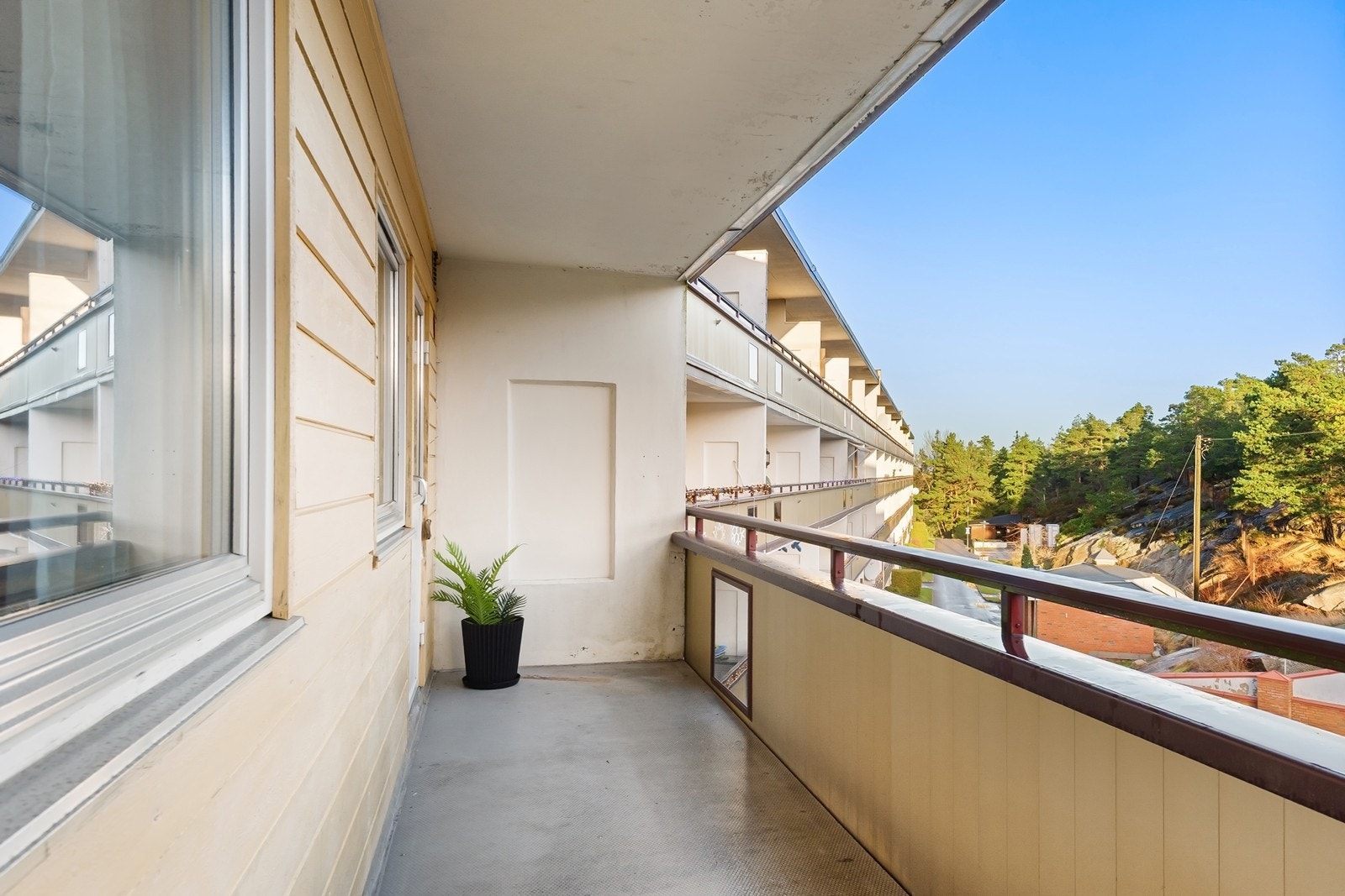 Balkongen som nås fra kjøkkenet er på 10 kvm og har morgen- og formiddagssol. Galleribilde