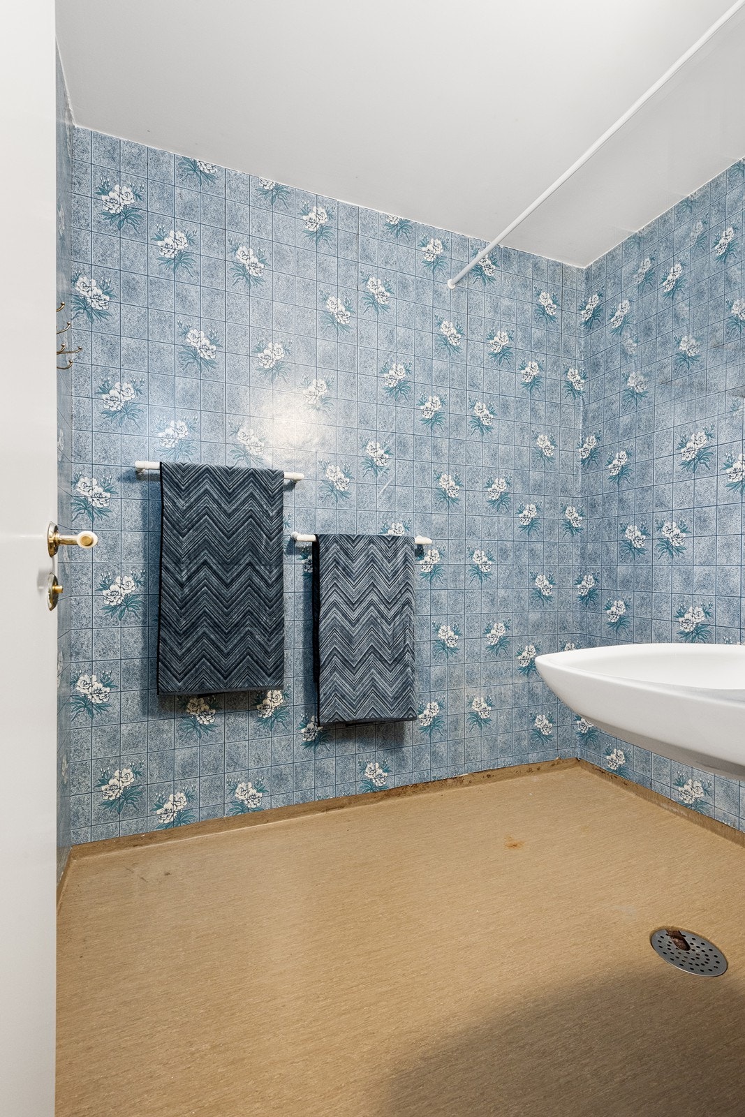 Baderommet er fra byggeår. Borettslaget har vedtatt rehabilitering av avløpsledninger med planlagt oppstart fra januar 2026. Galleribilde