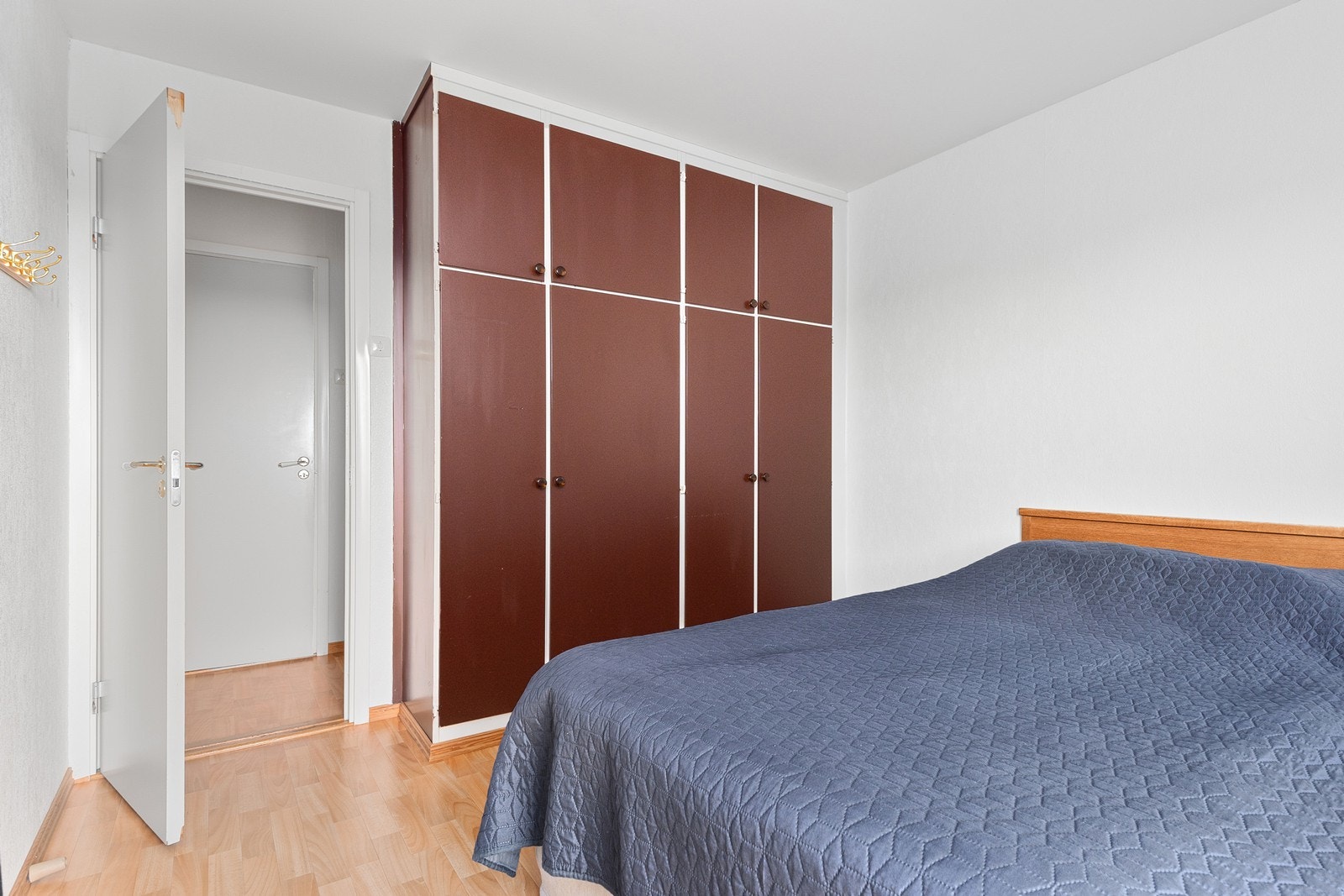 Rommet har god plass til dobbeltseng og plassbygde garderobeskap. Galleribilde