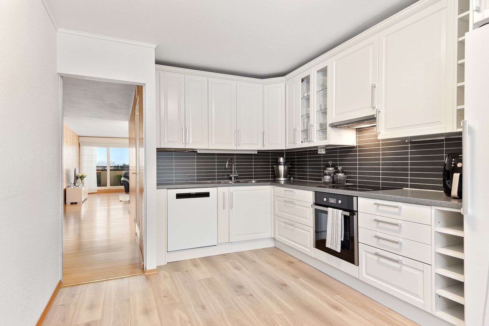 Kjøkkenet ligger i eget rom adskilt fra stuen, og har en lys og praktisk utforming. Galleribilde