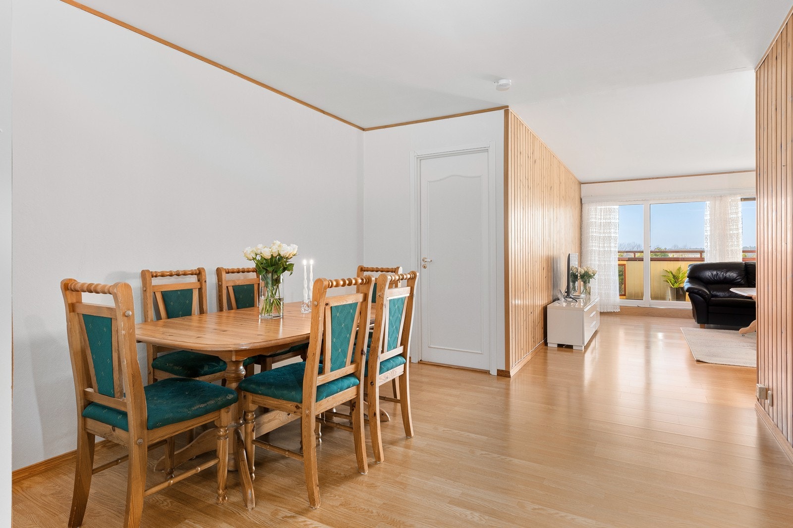 God plass til et stort spisebord - perfekt for både selskap og hverdagsmiddager med familie og venner. Galleribilde