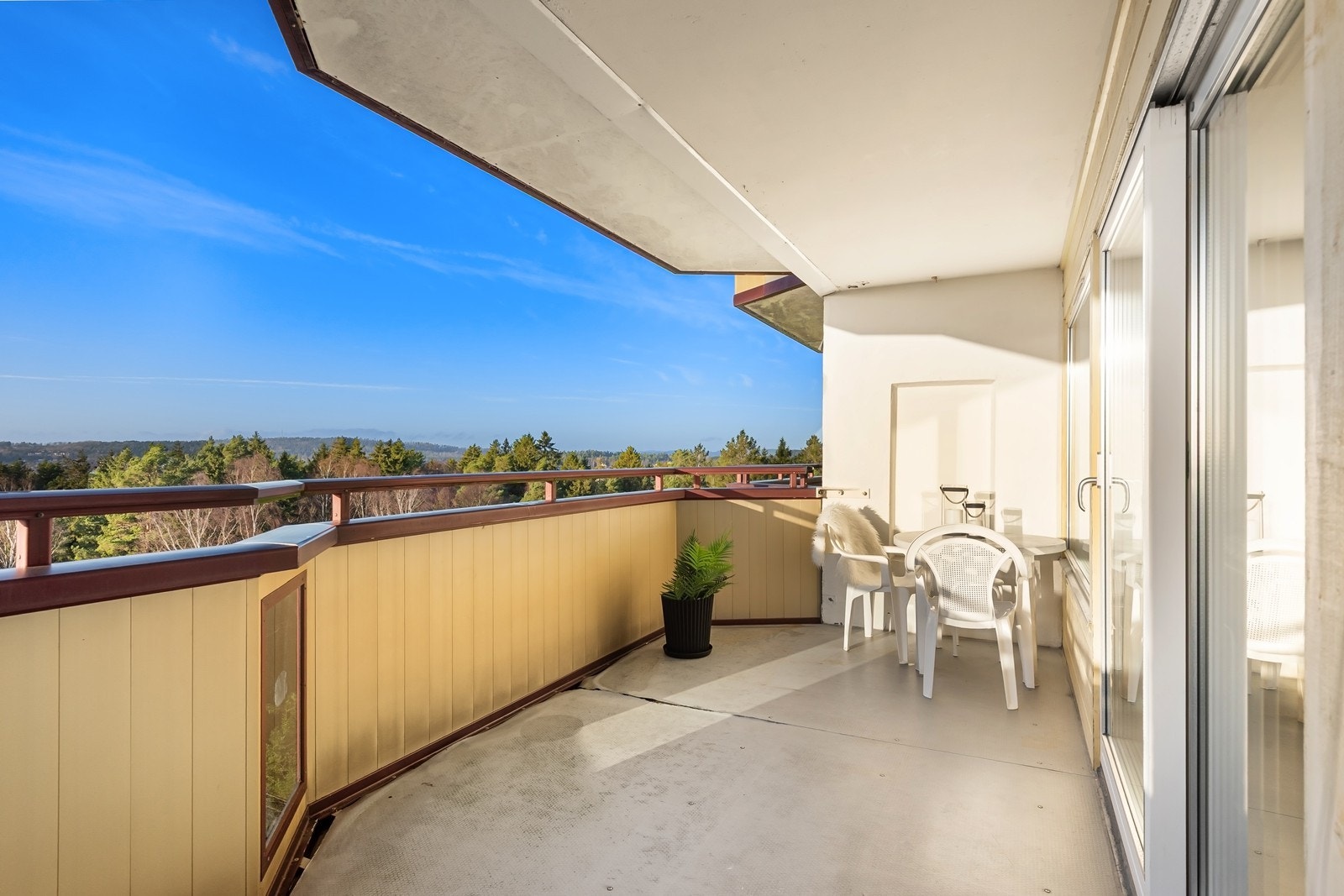 Vestvendt, overbygd balkong på 14 kvm. Galleribilde