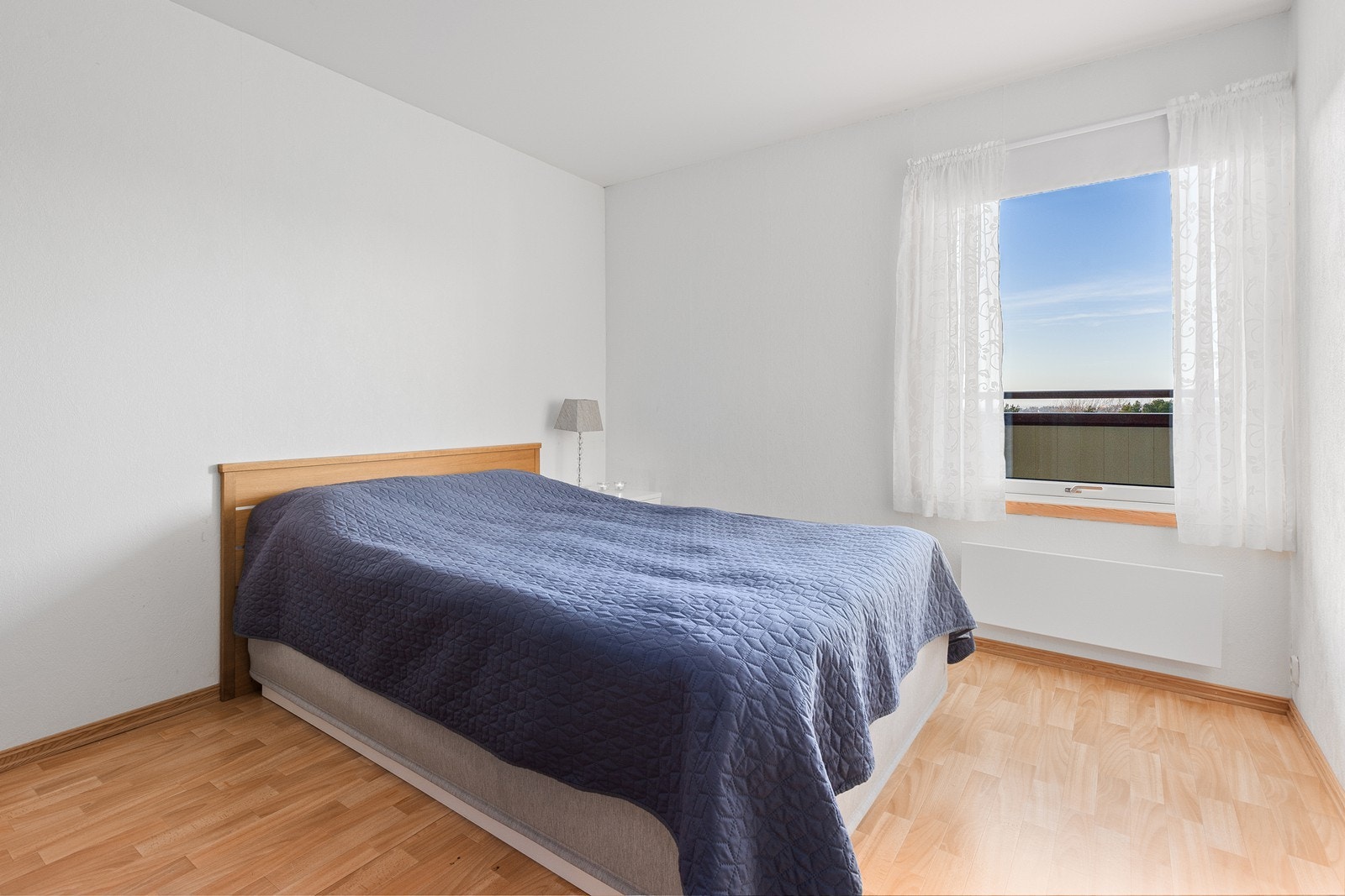 Leiligheten har tre soverom. Hovedsoverommet er av god størrelse og ligger ved stuen. Galleribilde