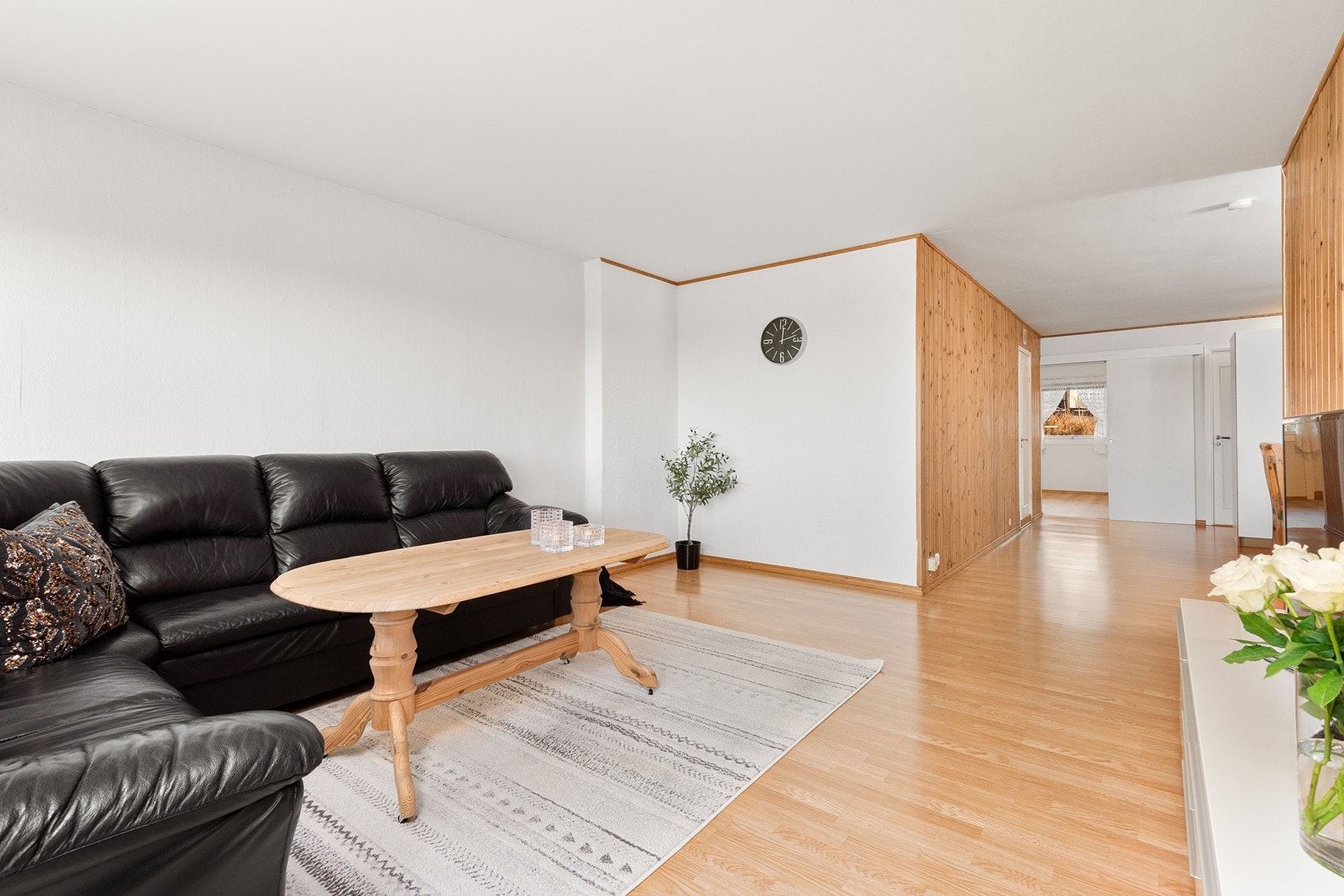 Stuens utforming gir naturlig inndeling i soner for både sofa-/TV-løsning og spiseplass. Galleribilde