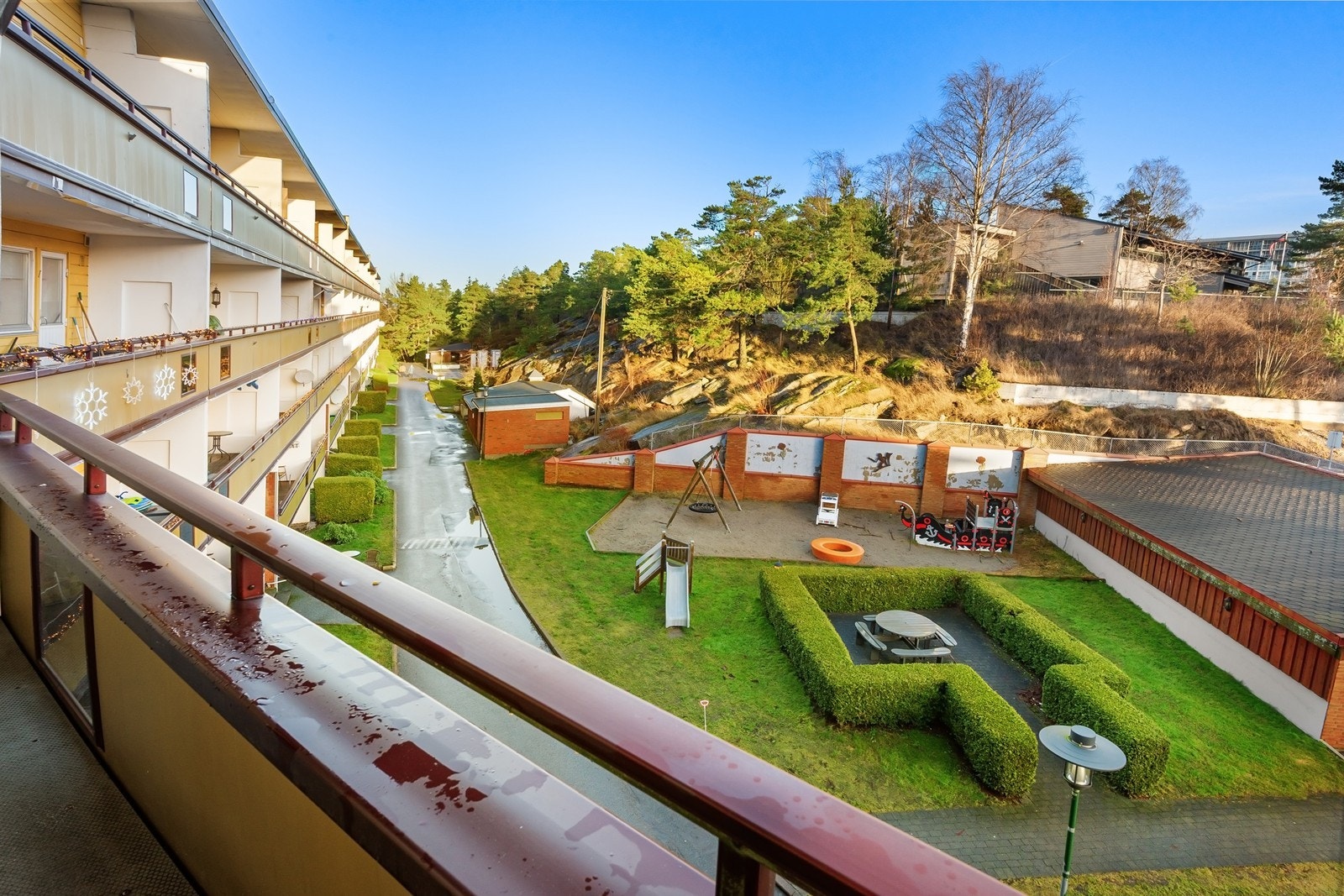 Velstelte fellesområder med lekeområder, grillplass, benker m.m. Galleribilde