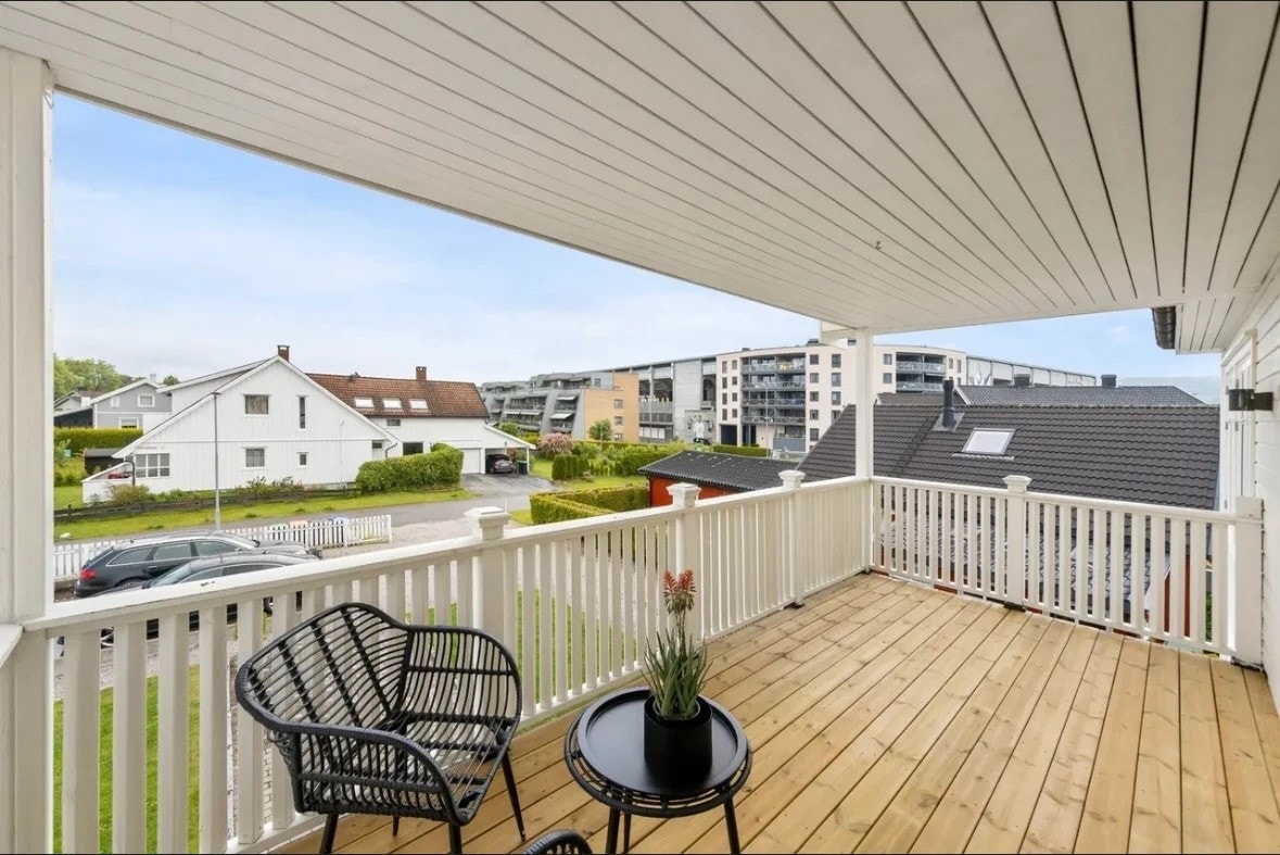 Romslig terrase på fremsiden Galleribilde