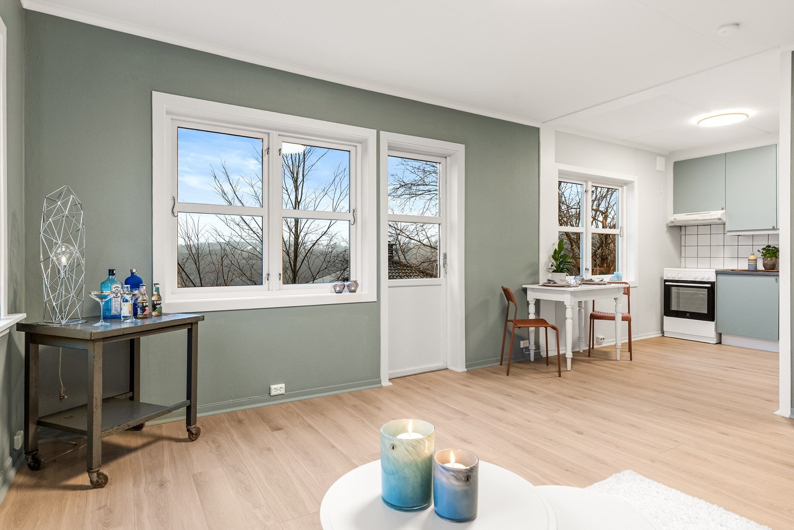 Stue og kjøkken i åpen løsning bidrar til luftig og sosialt område. Galleribilde