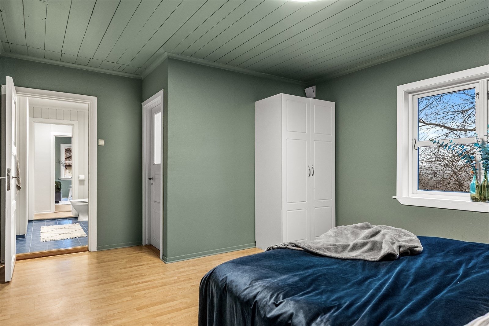 Ved soverommet er det et ekstra rom som kan benyttes til kontor, eller garderoberom, alt etter behov. Galleribilde