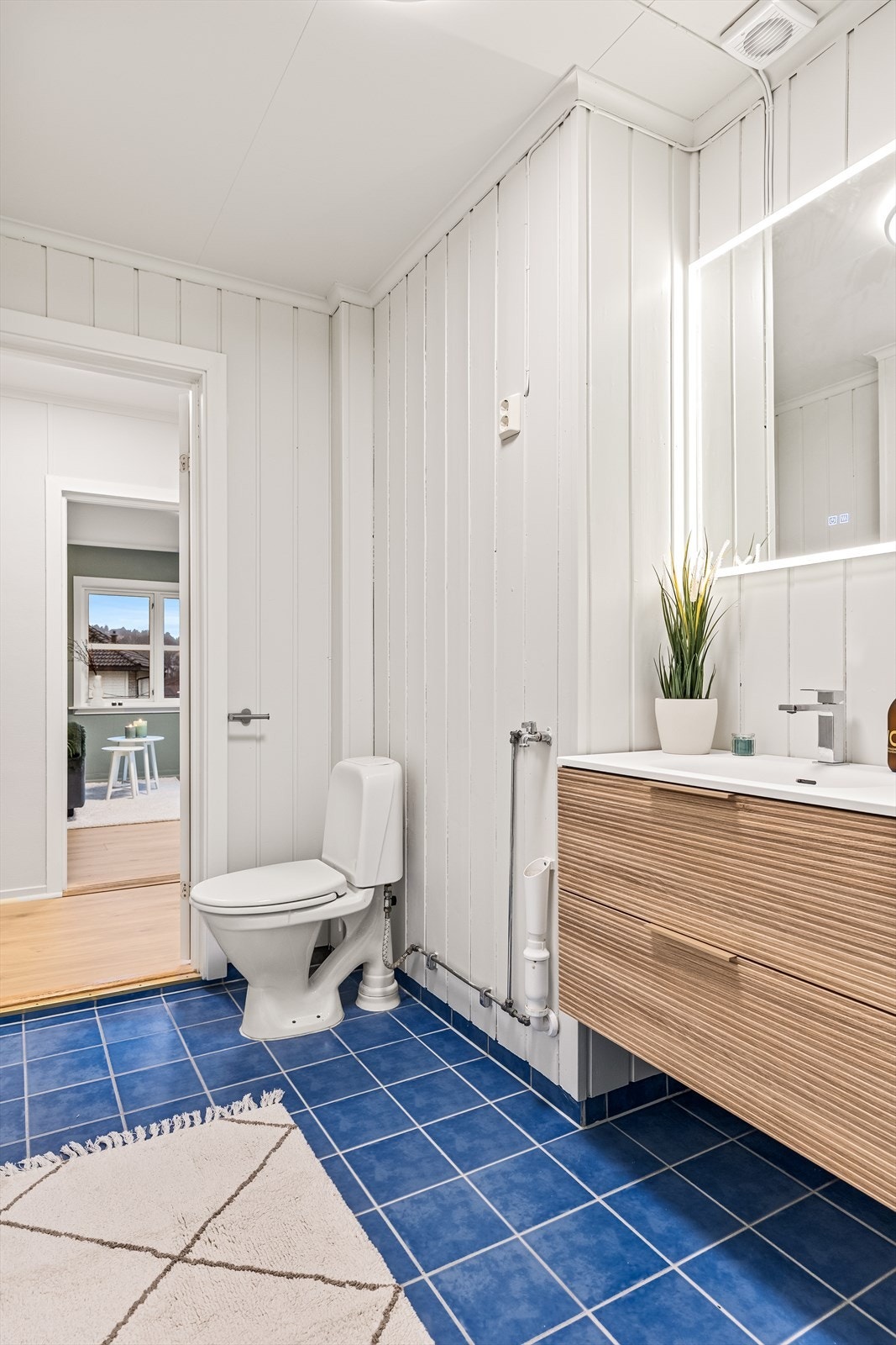 Badet har fliser med varmekabler i gulv, ny moderne baderomsinnredning med skuffer for oppbevaring, dusjkabinett og opplegg for vaskemaskin. Galleribilde