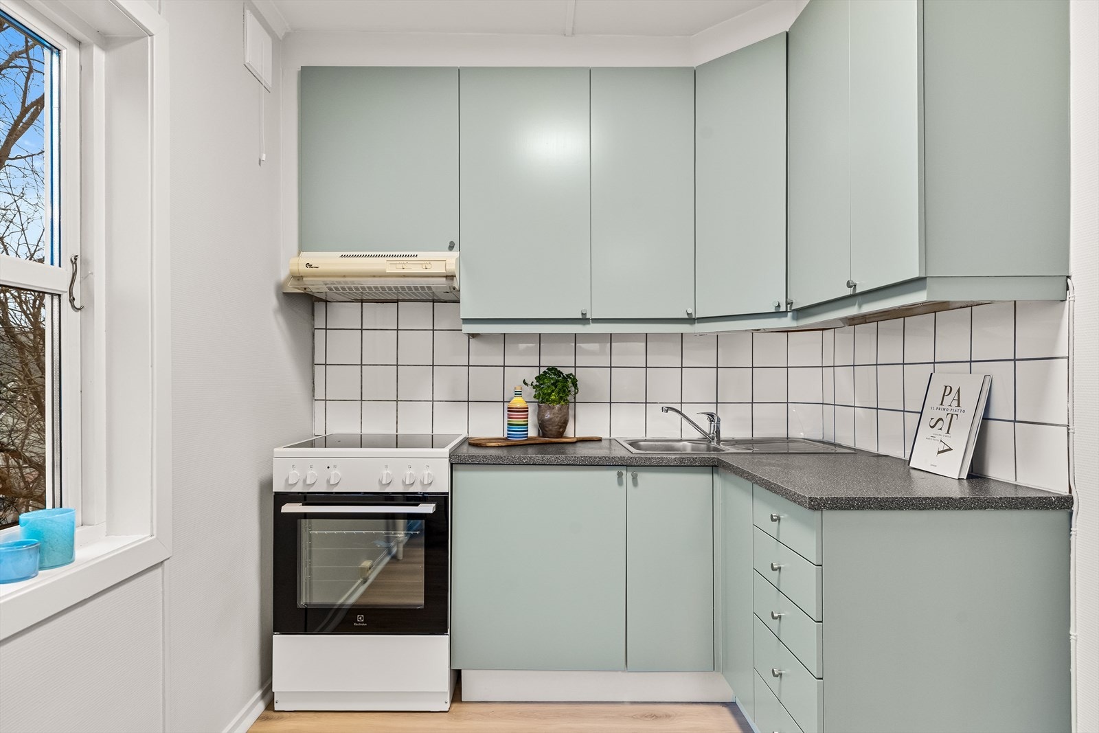 Tidløst kjøkken i tiltalende farge. Galleribilde