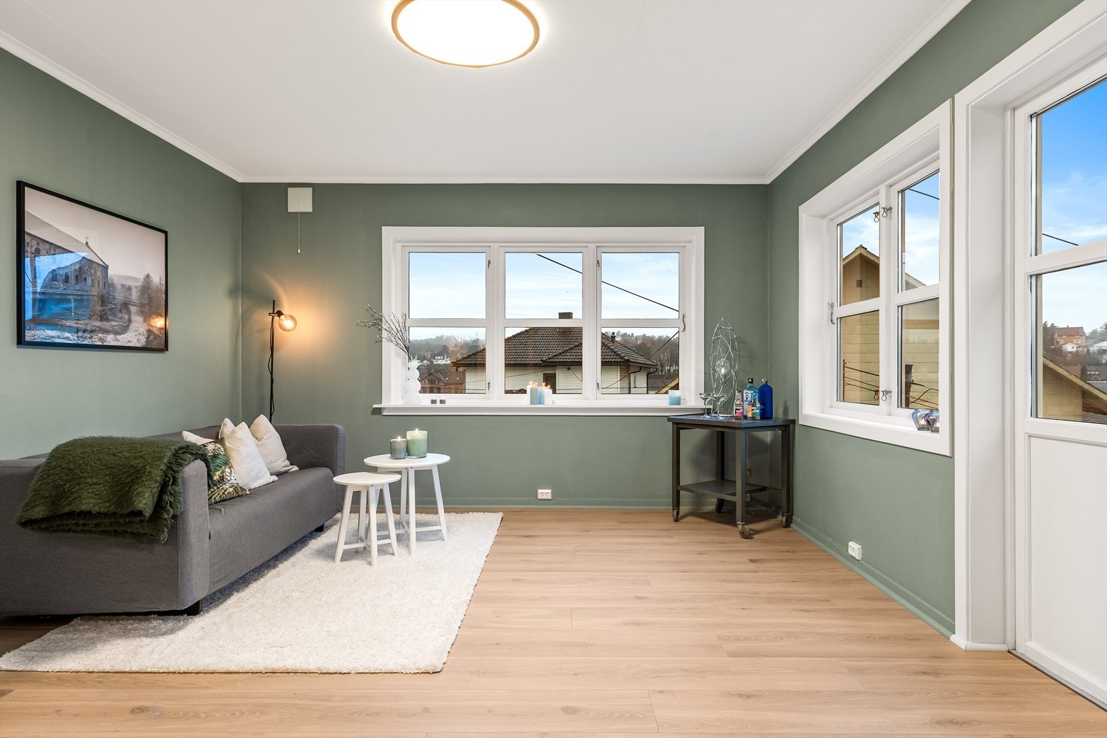 Fra stuen er det utgang til veranda. Galleribilde