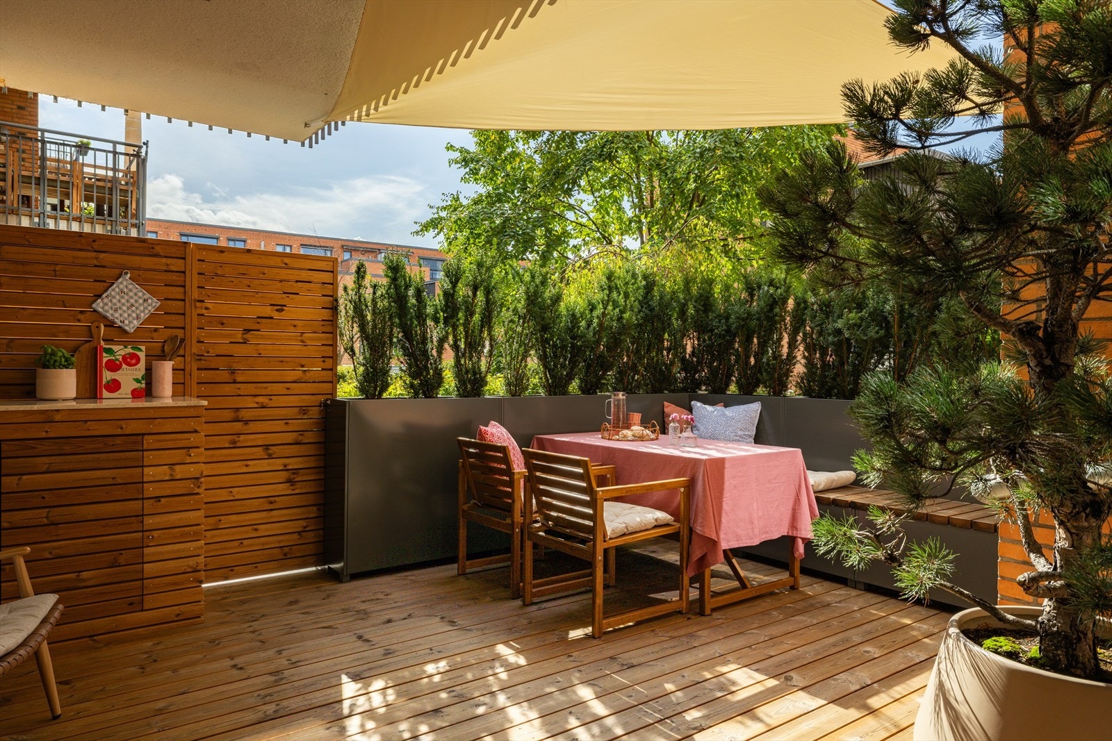 Sjelden mulighet i ettertraktet område. Fantastisk 2/3-roms med skjermet markterrasse og snekkerbygget eikekjøkken. Galleribilde