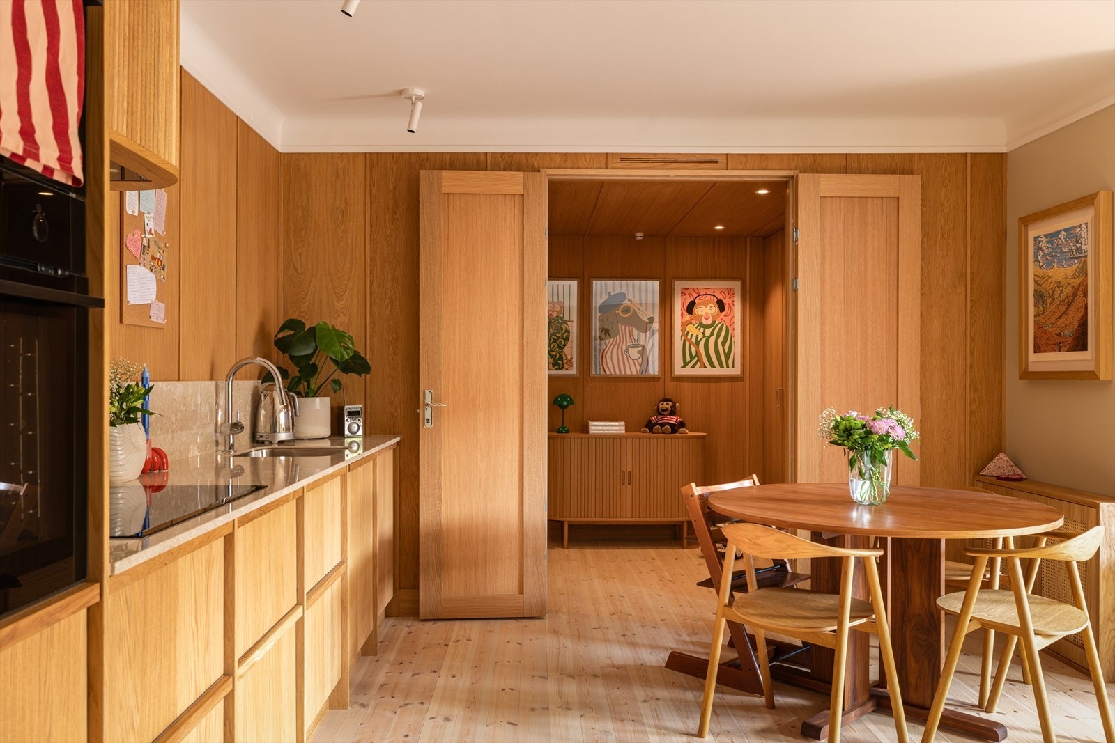 Planløsningen er optimalisert ved at det er laget en alkove i den ene delen, med doble fløydører mot oppholdsrom for å slippe inn godt med naturlig lys og luft. Galleribilde