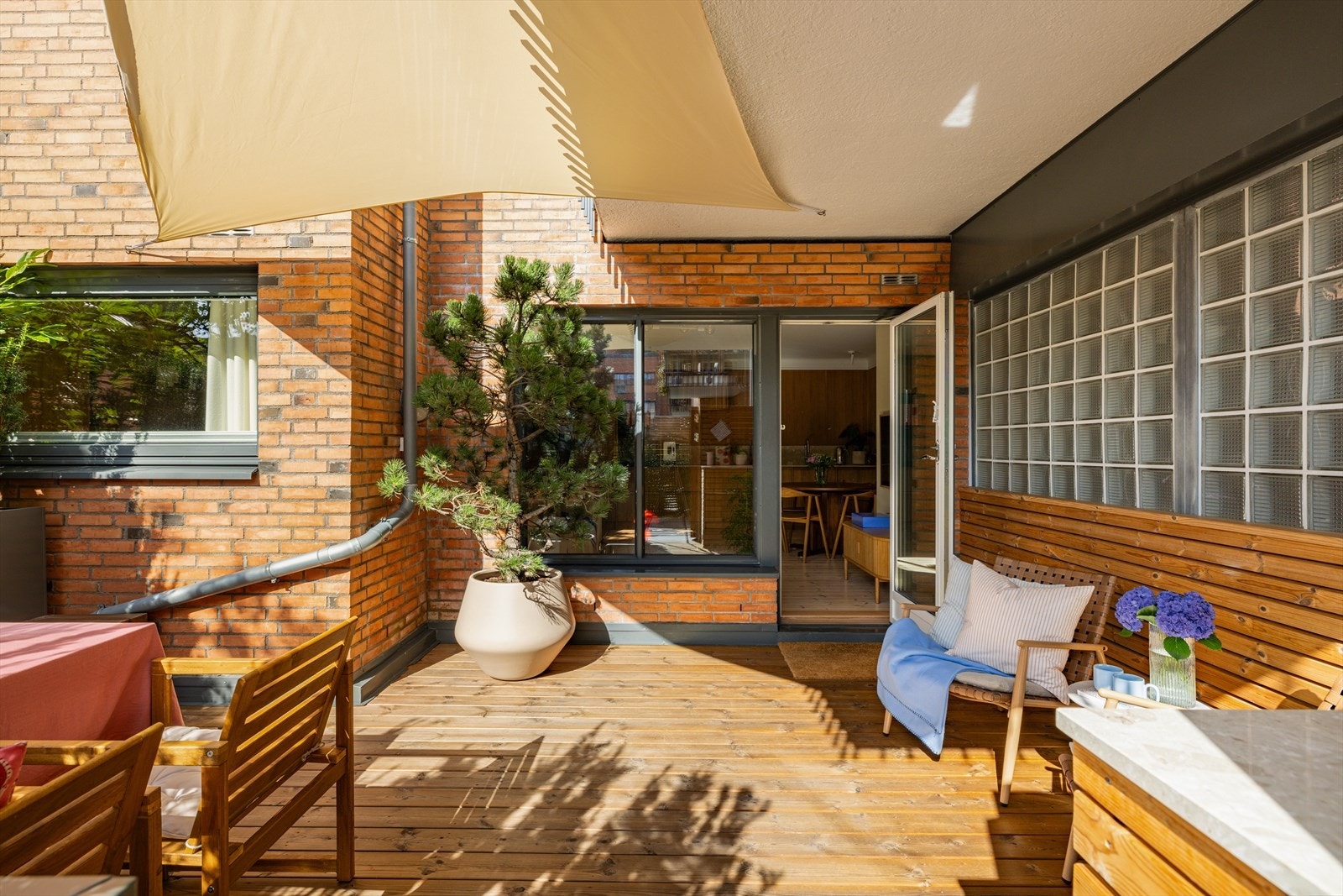 Uteplassen fungerer som en forlengelse av stuen både vår og sommer, med god plass til spisebord og sosiale soner. Uteplassen er påkostet med blant annet utekjøkken med steinplate og masse beplantning i spesiallagde plantekasser. Galleribilde