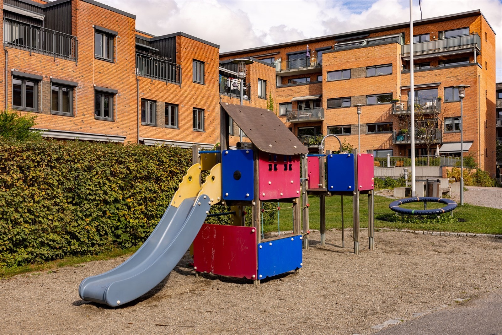 Det er lekeplass i bakgården, samt flere populære lekeplasser i nærheten. Galleribilde