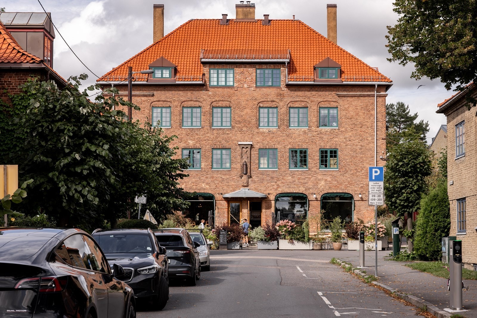 Kort vei til flere hyggelige kaféer og spisesteder, samt et godt utvalg av matbutikker. Her ser man Åpent bakeri på Lille Tøyen hageby som kun er et steinkast unna. Galleribilde