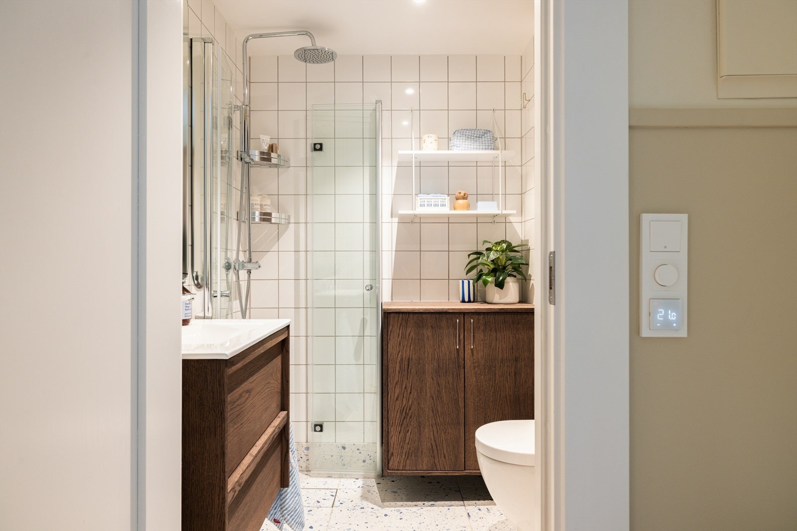 Praktisk med inngang til badet i nærheten av gang og soverom. Galleribilde