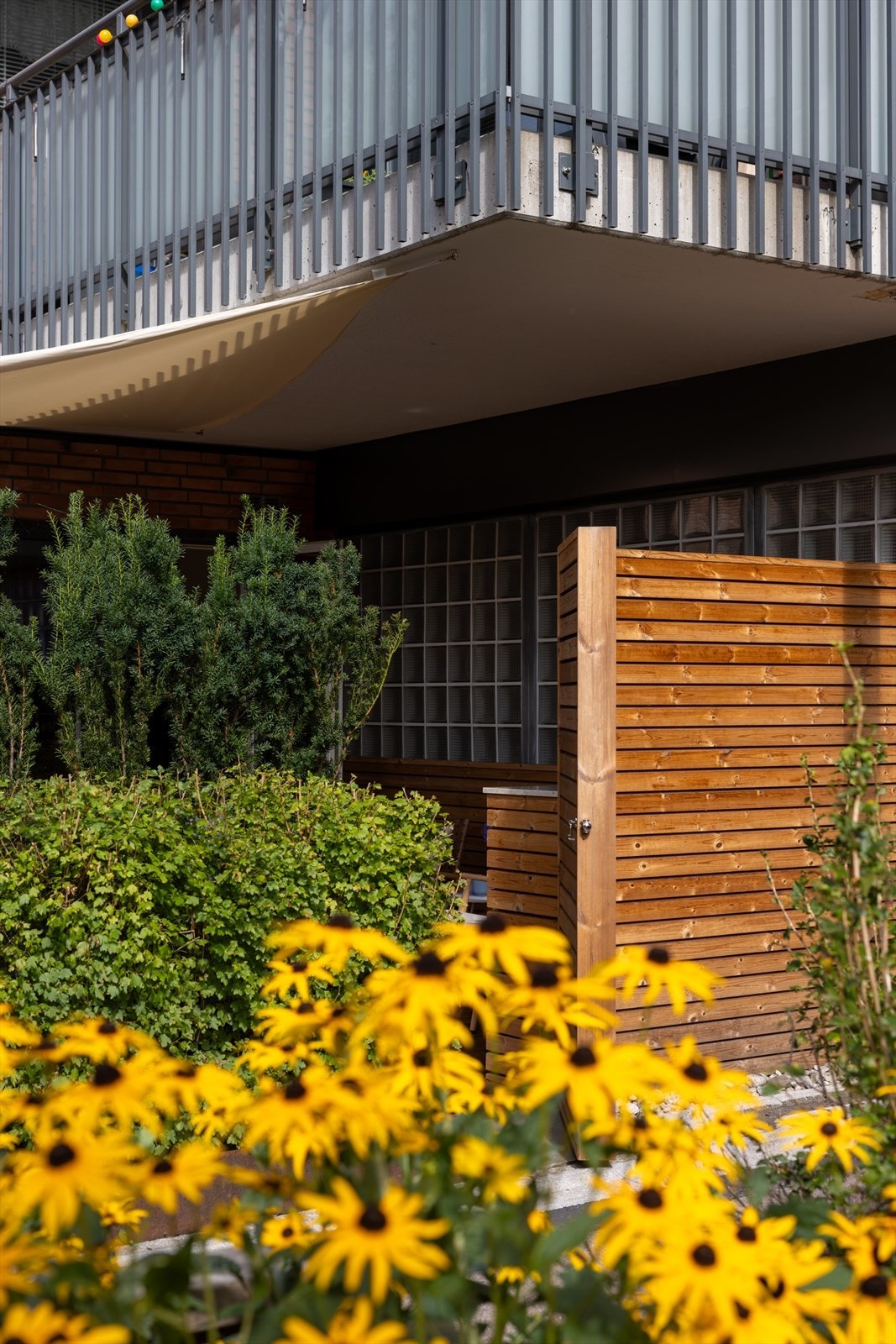 Man kan gå inn til markterrassen direkte fra indre gårdsrom. Galleribilde