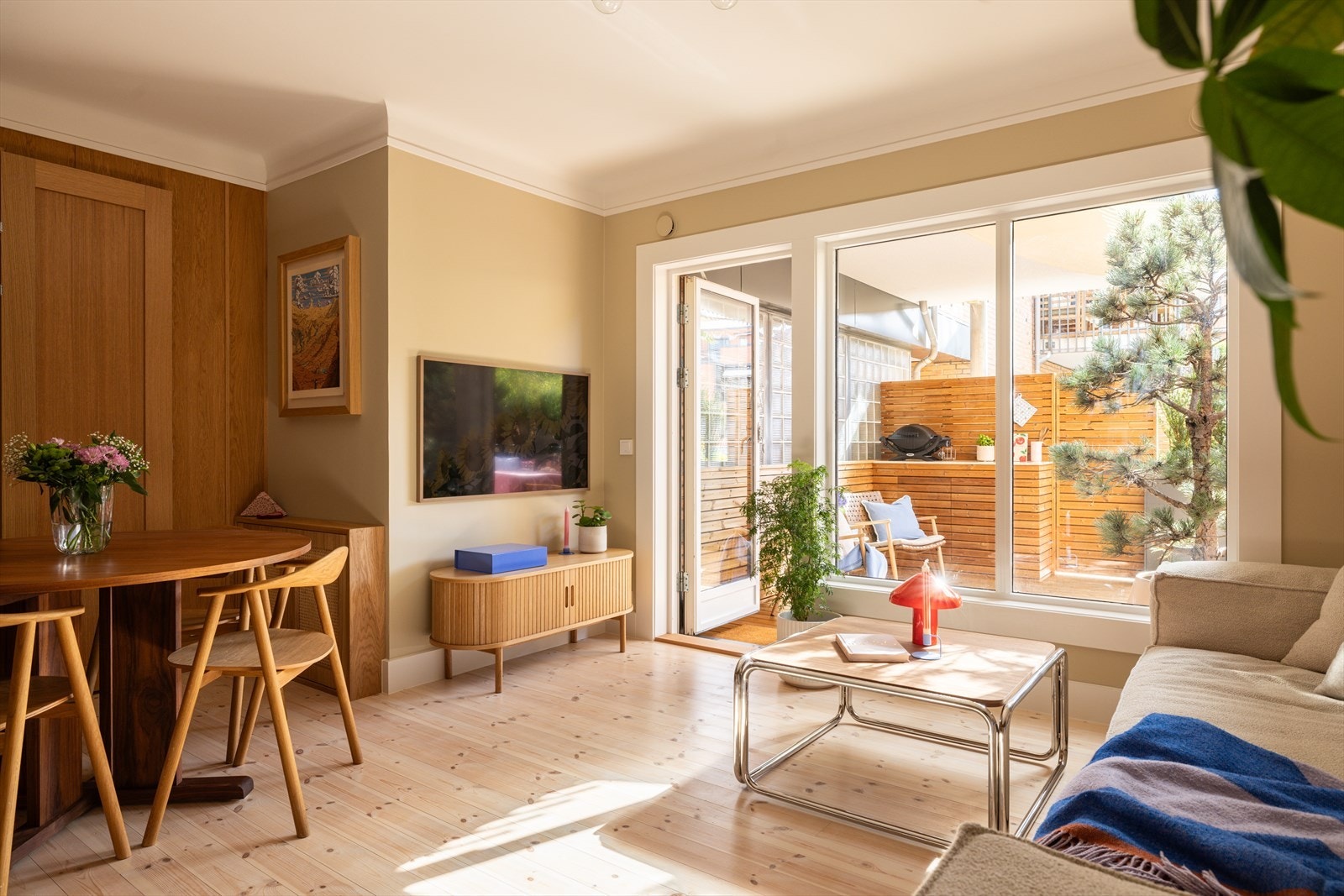 Naturlig plass til TV og ønsket møblement ovenfor sofagruppen. Legg merke til de store vindusflatene som dekker hele den sydvendte veggen. Galleribilde