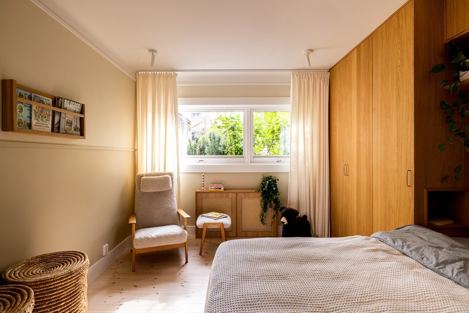 Leiligheten har et romslig hovedsoverom med vinduer mot indre gårdsrom. Vintergrønn beplanting utenfor skaper en fin atmosfære samtidig som det hindrer innsyn hele året. Galleribilde
