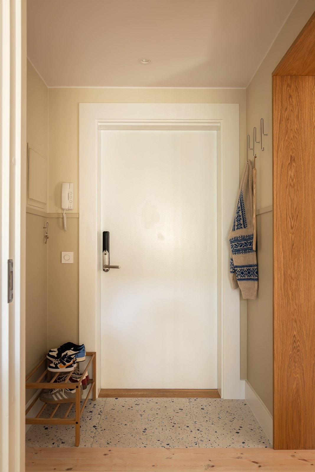 Enkel adkomst til leiligheten fra bakkeplan. Det er Yale kodelås på ytterdør. Galleribilde