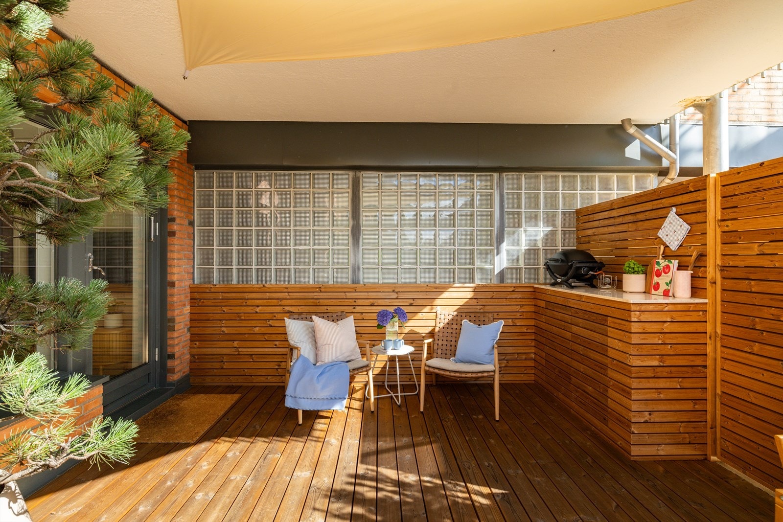 Takoverbygg på ca. halve terrassen som gjør at man også kan nyte terrassen i regnvær eller på vinterstid. Galleribilde