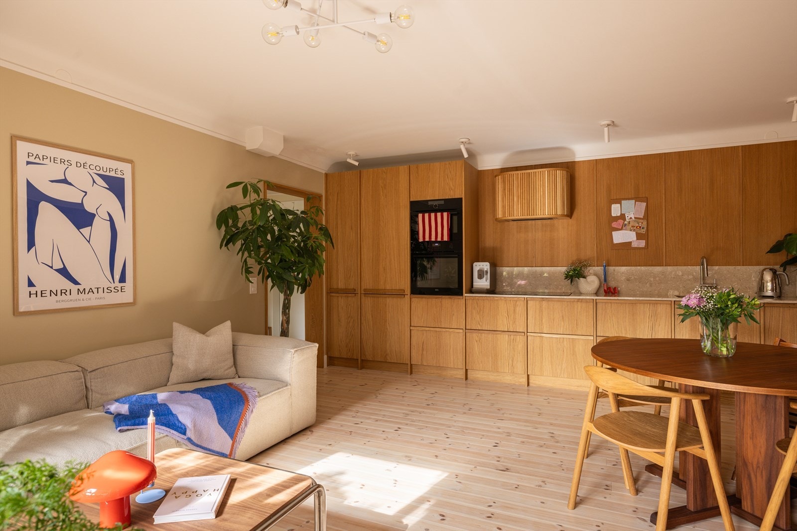 Store vindusflater slipper godt med naturlig lys inn. Naturlig plass til både sofagruppe og spisebord. Galleribilde