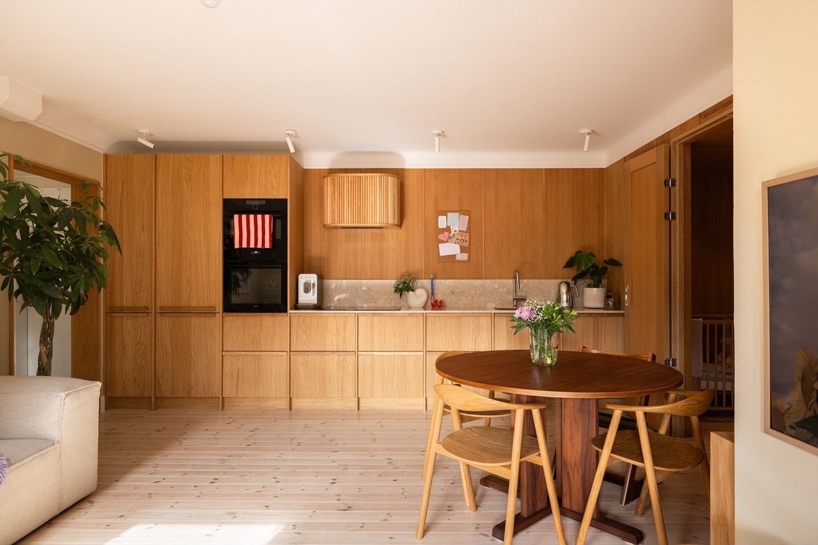 Leiligheten har en nydelig stue med åpen løsning mot kjøkkenet. Galleribilde