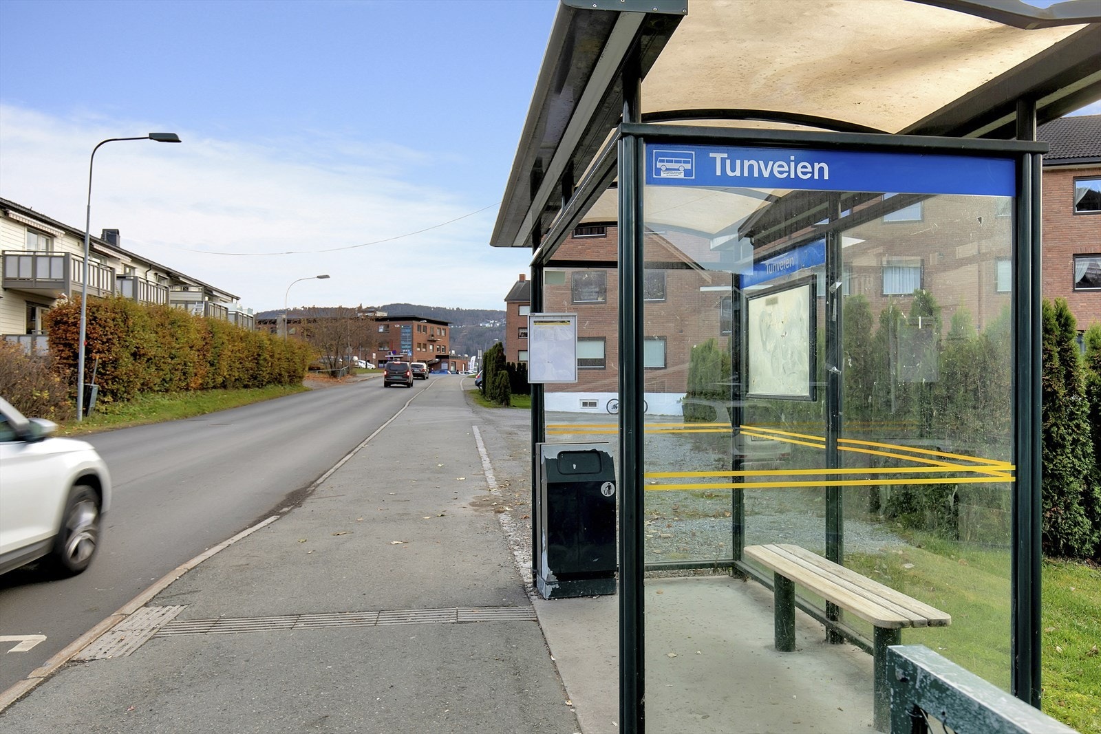 Tunveien busstopp ligger like ved leiligheten og har hyppige avganger Galleribilde