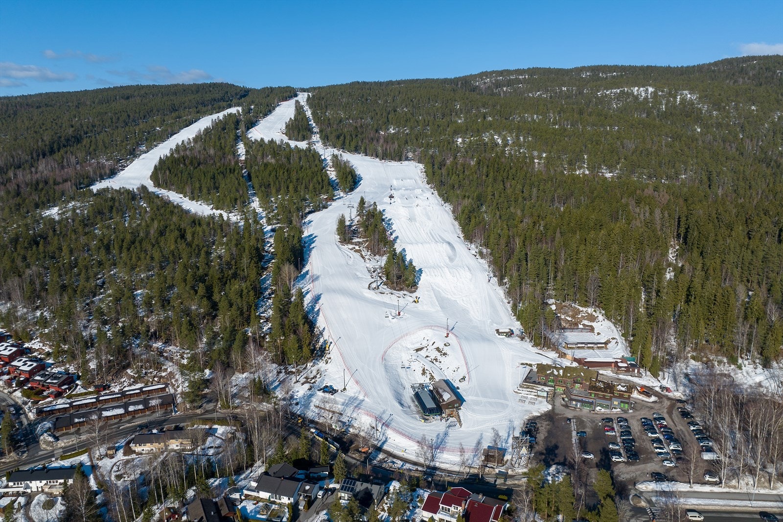 Åssiden ligger naturskjønt til, med nærhet til både skogen og elva. Aron er et yndet sted for små og store med skibakke. Galleribilde