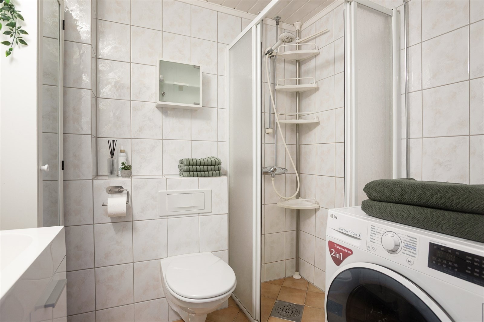 Badet har varmekabler i gulv Galleribilde