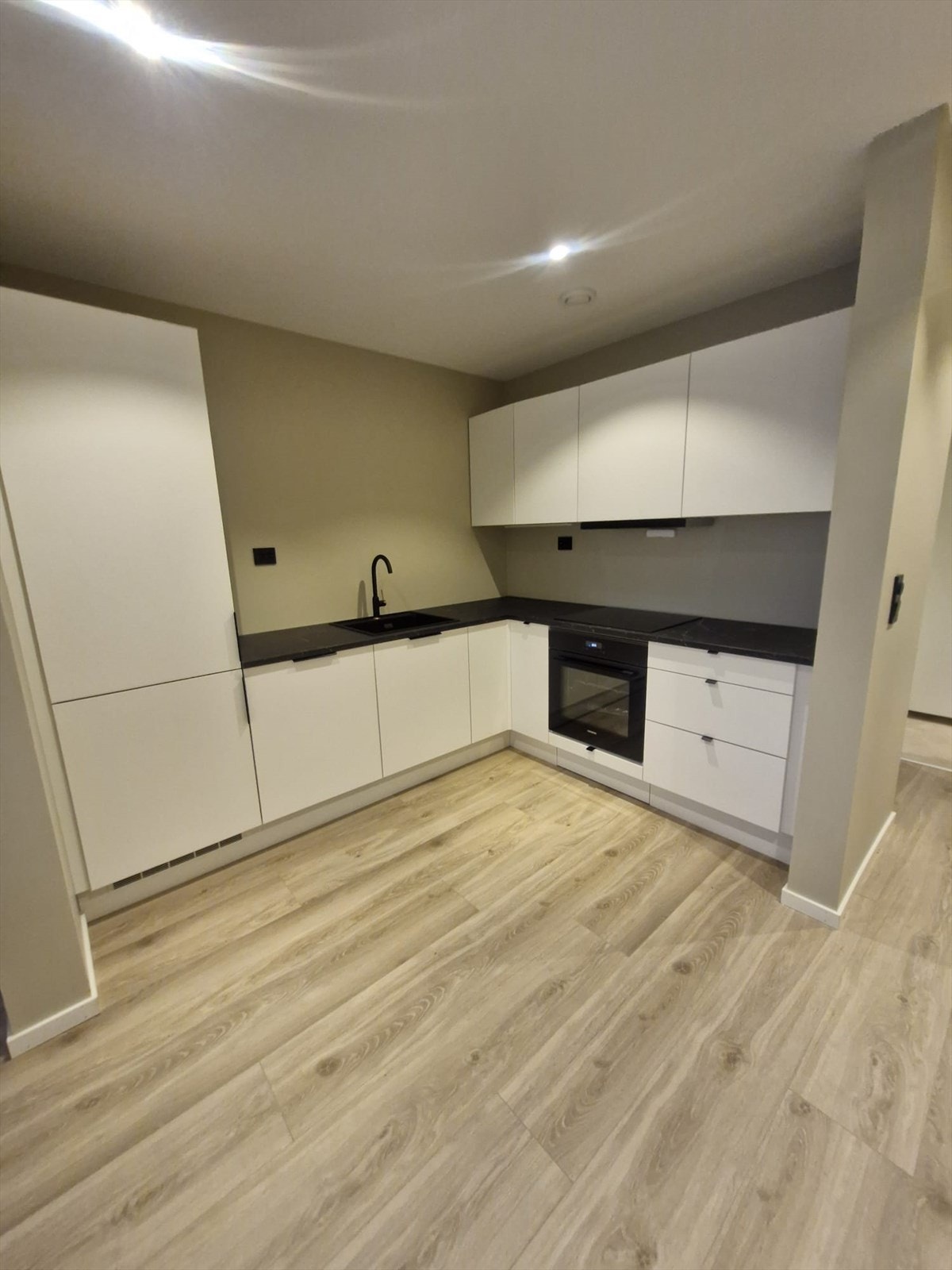 Bilde fra tilsvarende og likt prosjekt som er oppført i Høvåg. Her vises en kundetilpasset og oppgradert levereranse. Kjøkkenet er levert av HTH. Galleribilde