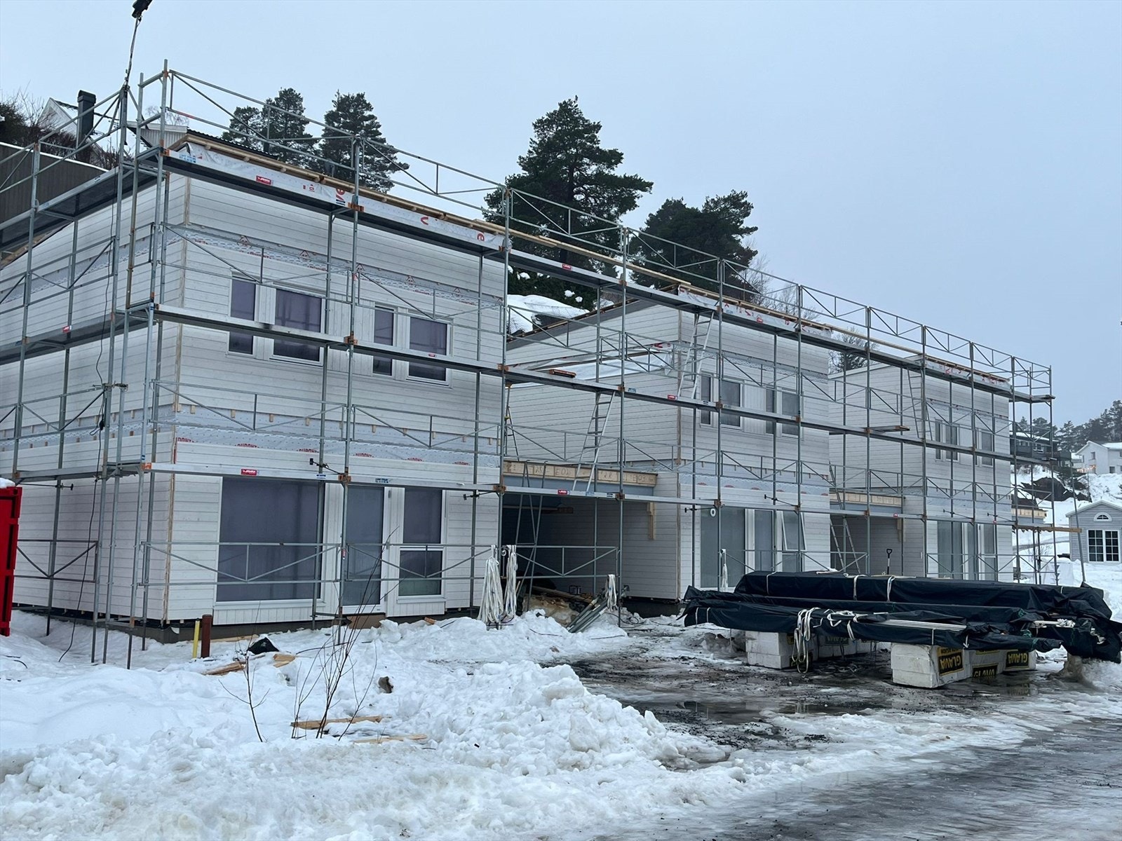 Velkommen til Rønningen boligfelt og 5 prosjekterte eneboliger i rekke med carport, 3 soverom, 2 bad, stue/kjøkken, vaskerom/teknisk og utvendig sportsbod. Vi er nå i gang med bygging av de 3 første rekkehusene. Galleribilde