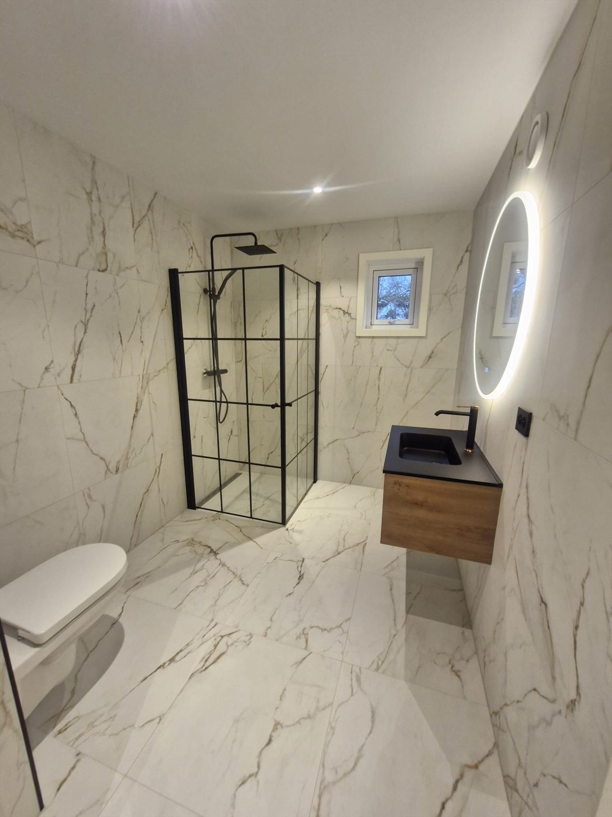 2 bad av god størrelse er praktisk i en familie bolig. Bilde fra tilsvarende og likt prosjekt som er oppført i Høvåg. Her vises en kundetilpasset og oppgradert levereranse. Galleribilde