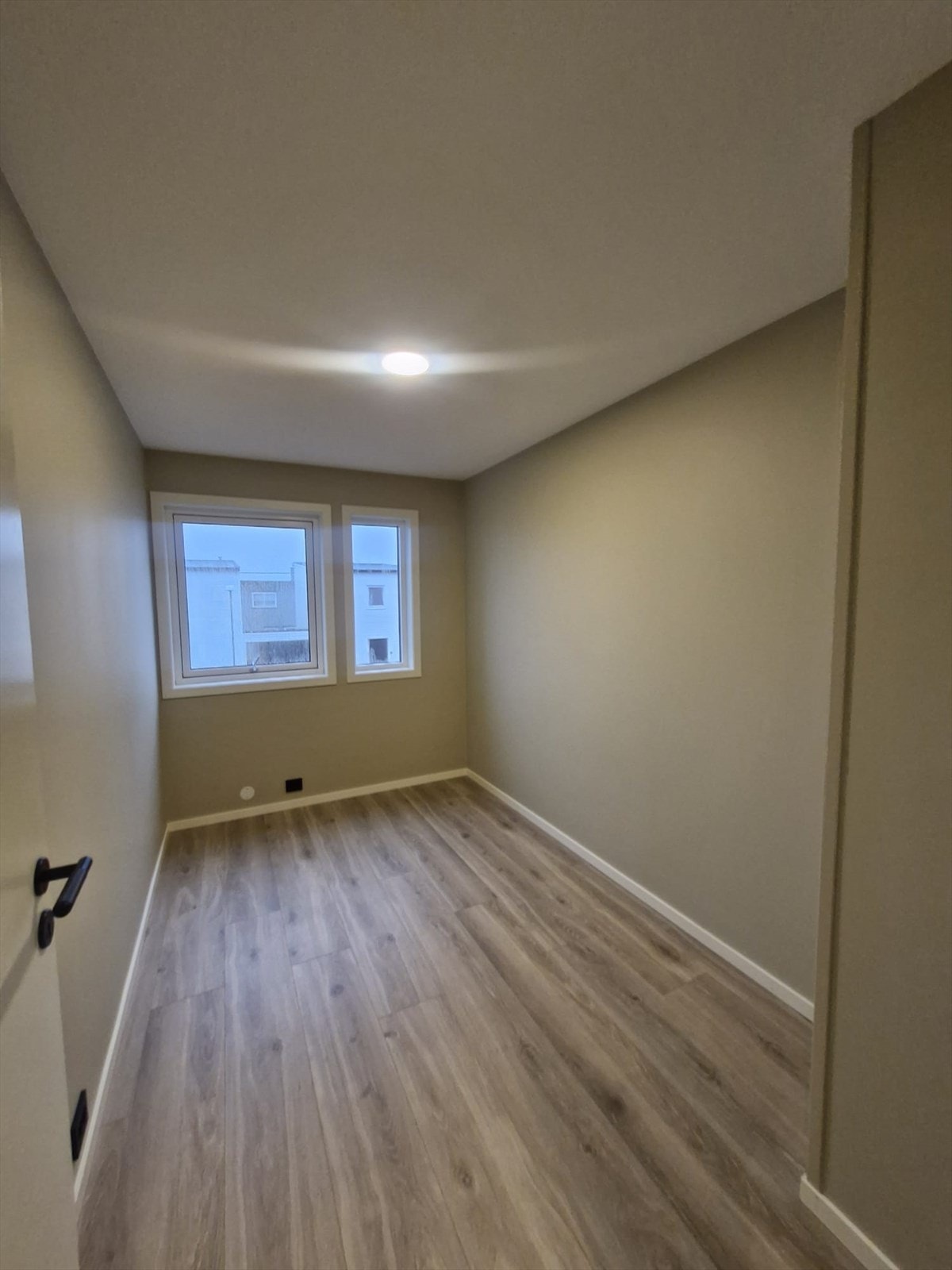 Soverom 2.
Bilde fra tilsvarende og likt prosjekt som er oppført i Høvåg. Her vises en kundetilpasset og oppgradert levereranse. Galleribilde