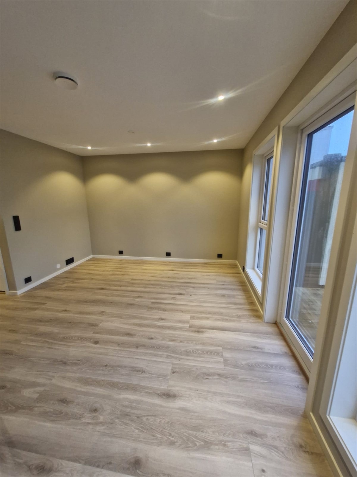 Bilde fra tilsvarende og likt prosjekt som er oppført i Høvåg. Her vises en kundetilpasset og oppgradert levereranse. Det vil være tilvalgsmuligheter for personlig tilpasninger. Galleribilde