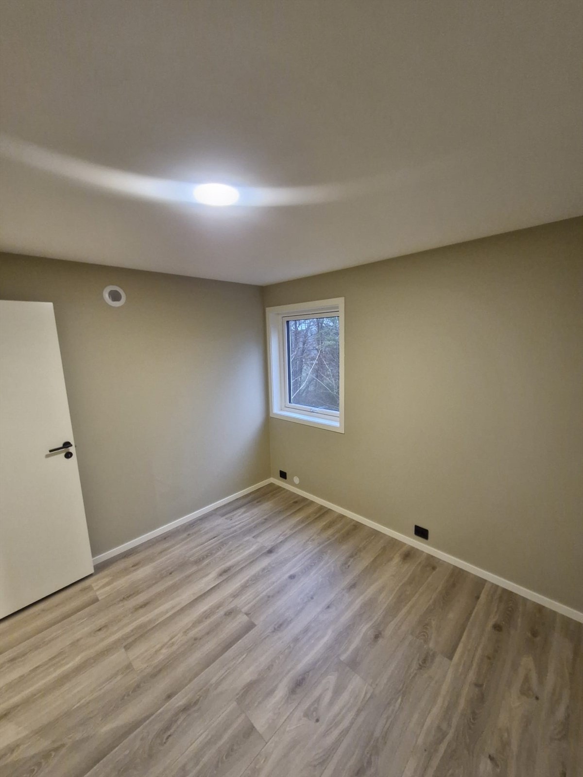 Soverom 3. Bilde fra tilsvarende og likt prosjekt som er oppført i Høvåg. Her vises en kundetilpasset og oppgradert levereranse. Galleribilde