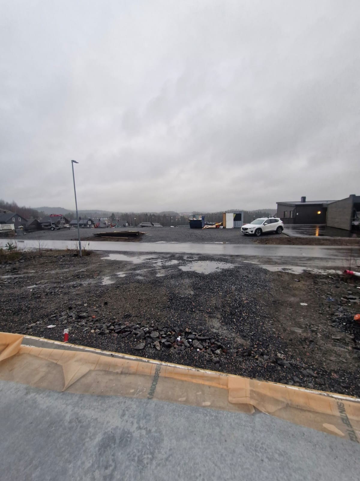 Byggingen er godt i gang og her kan du flytte inn til sommeren 2026 (102), bolig 104 og 105 er mest sannsynlig innflytningsklar rett etter sommeren. Galleribilde