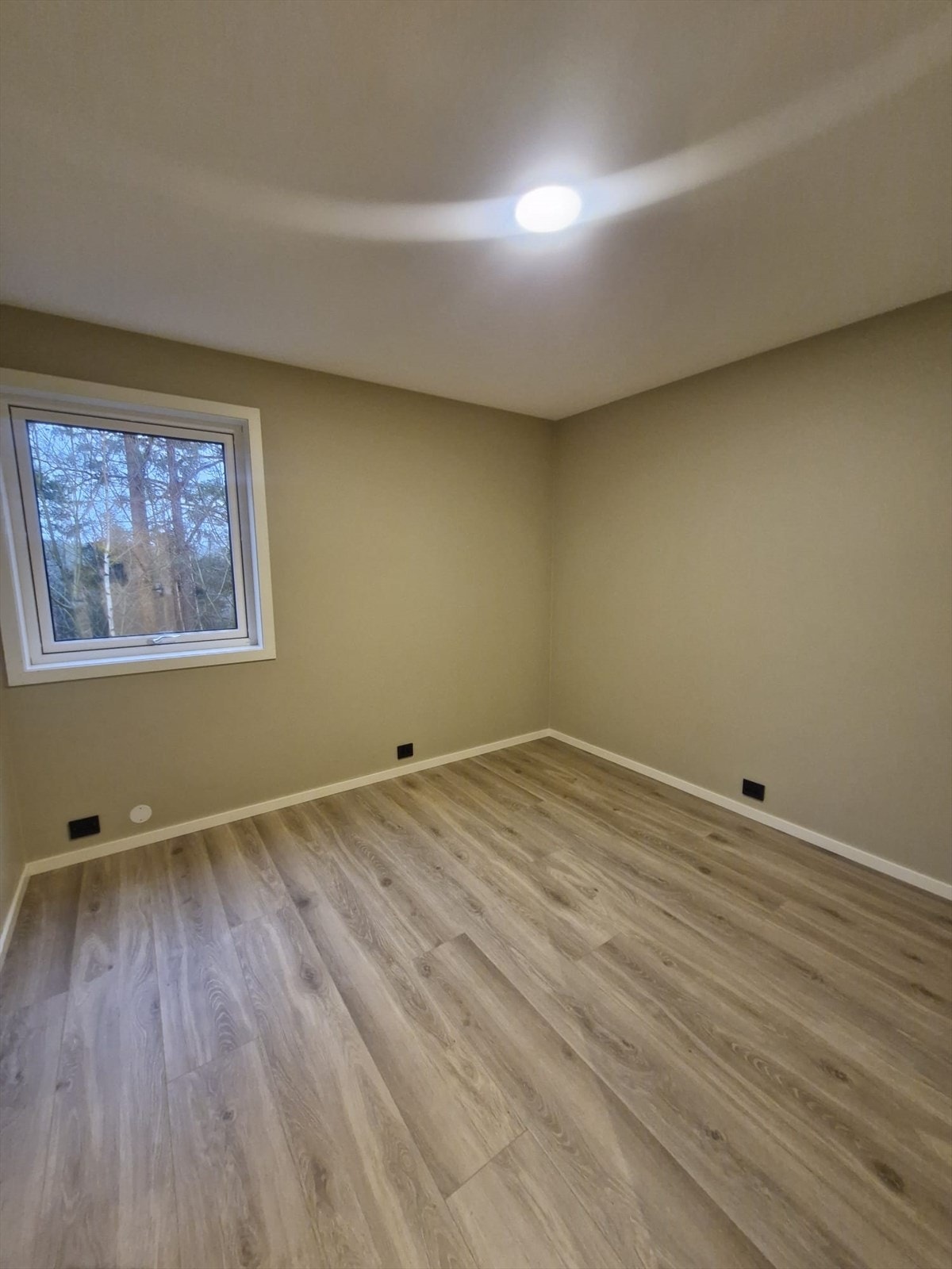 Soverom 3. Bilde fra tilsvarende og likt prosjekt som er oppført i Høvåg. Her vises en kundetilpasset og oppgradert levereranse. Galleribilde